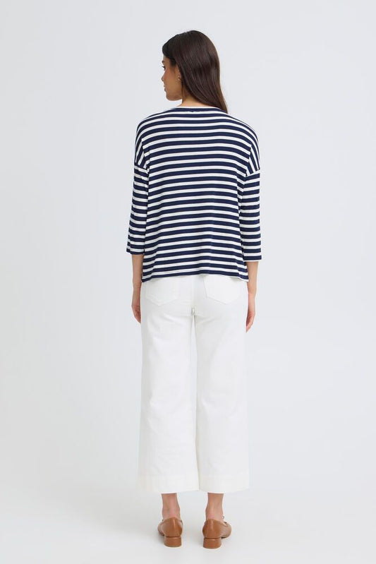 Rückansicht des Fransa Cano Tee - Navy Stripe Damen Shirts mit dunkelblau-weißem Streifenmuster und lockerer Passform.