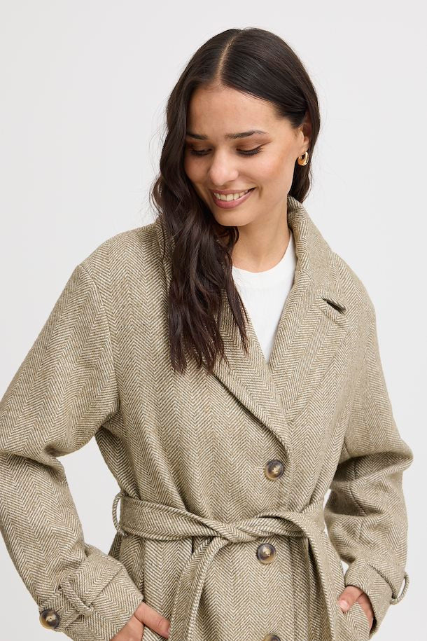 Nahaufnahme des Fransa Malika Coats mit Reverskragen und elegantem Fischgrätmuster in Silver Mink Mix.