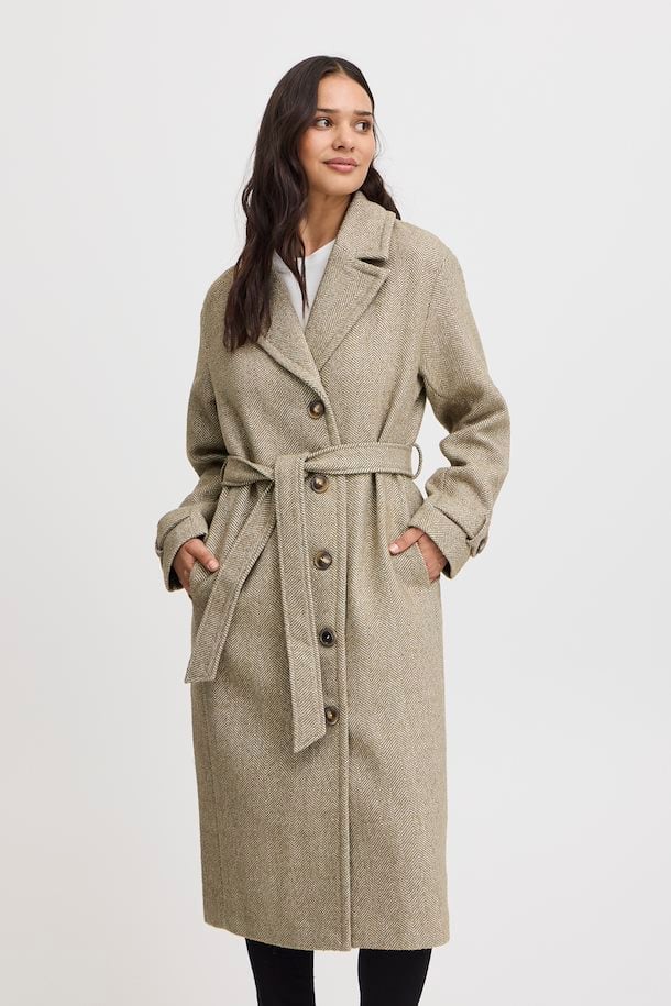 Frau trägt den Fransa Malika Coat in Silver Mink Mix mit Knopfleiste und Bindegürtel für eine feminine Silhouette.