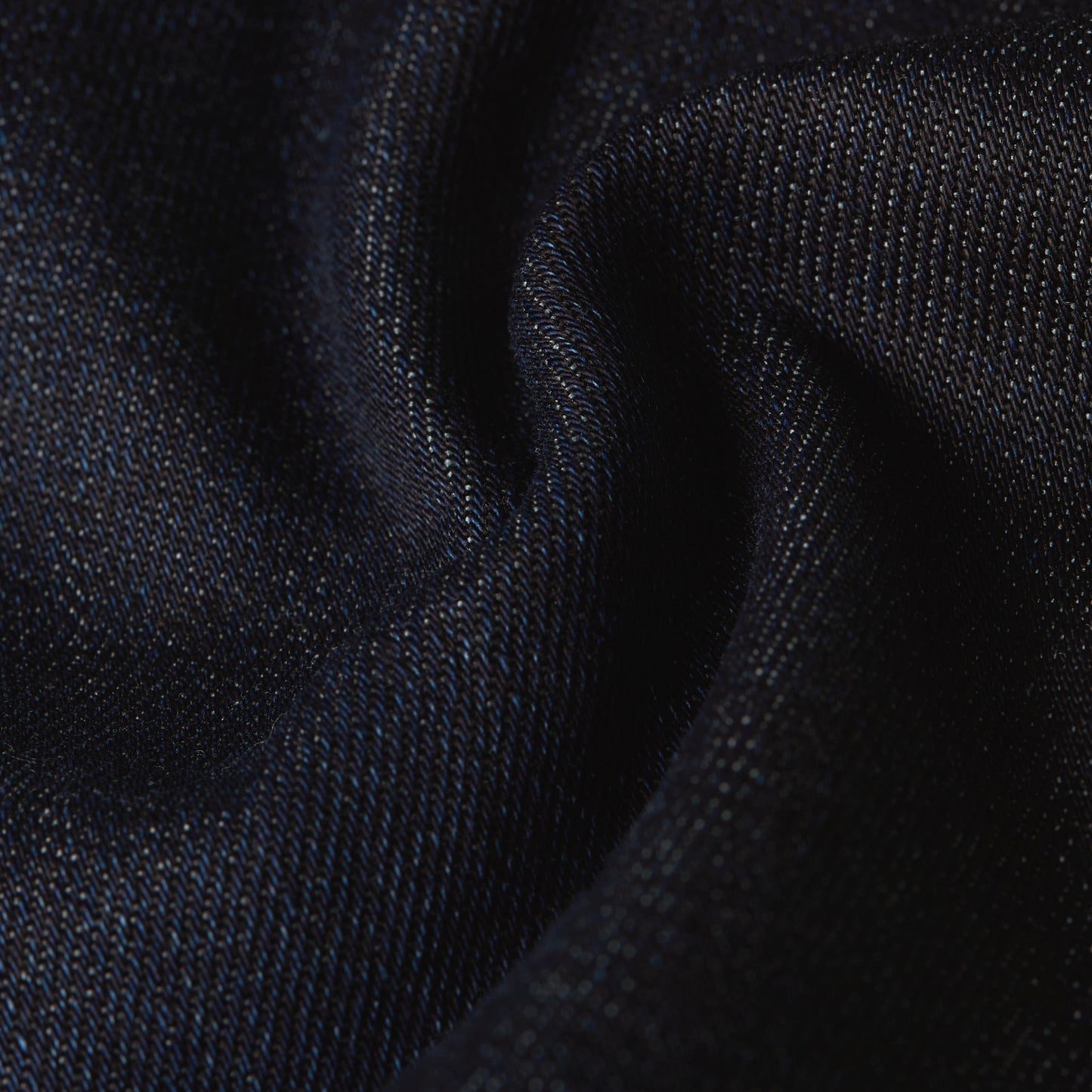 Nahaufnahme des hochwertigen Dark Aged Denim-Materials der G-Star 3301 Jeans.