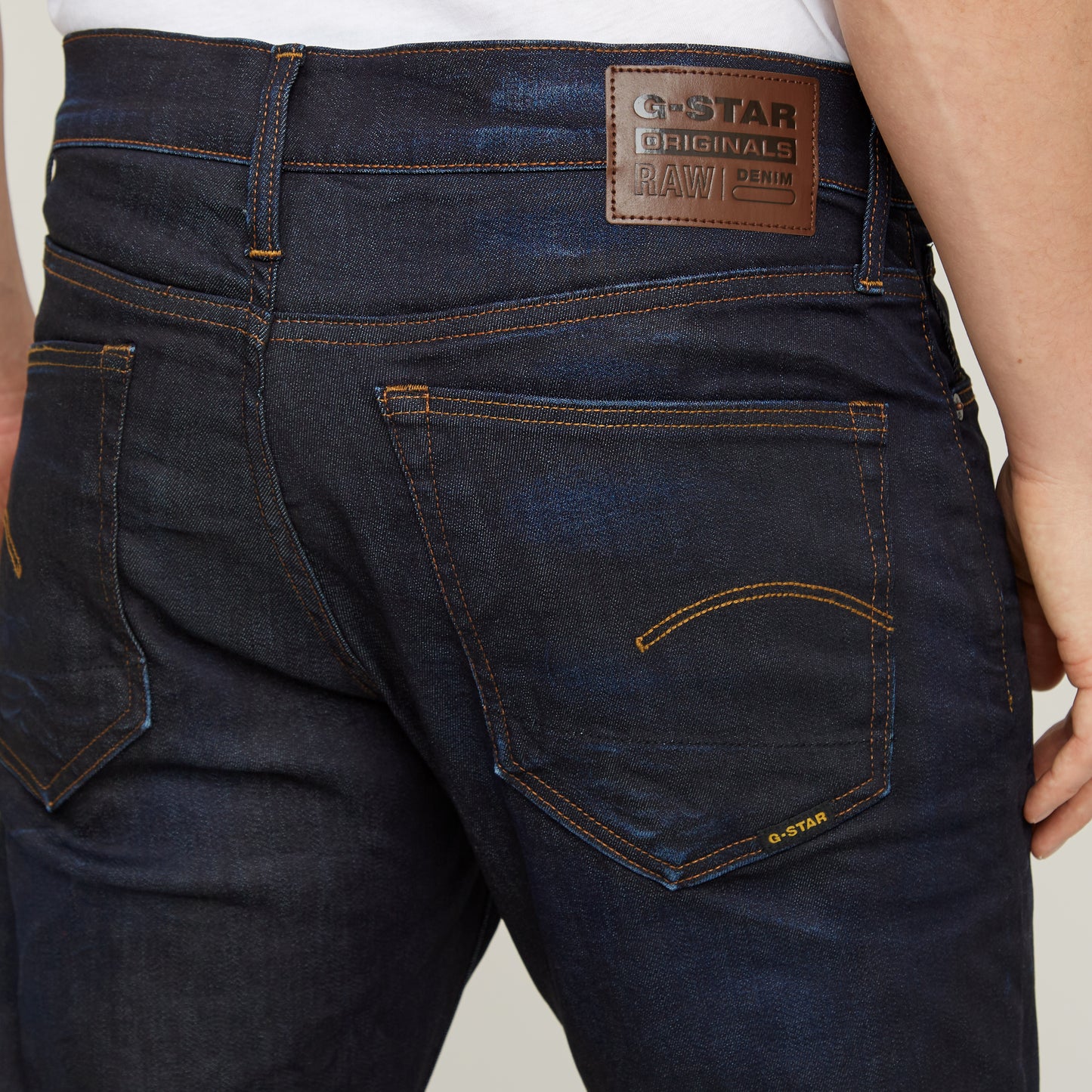 Detailansicht der G-Star 3301 Regular Tapered Dark Aged Jeans mit Logo und Taschen.
