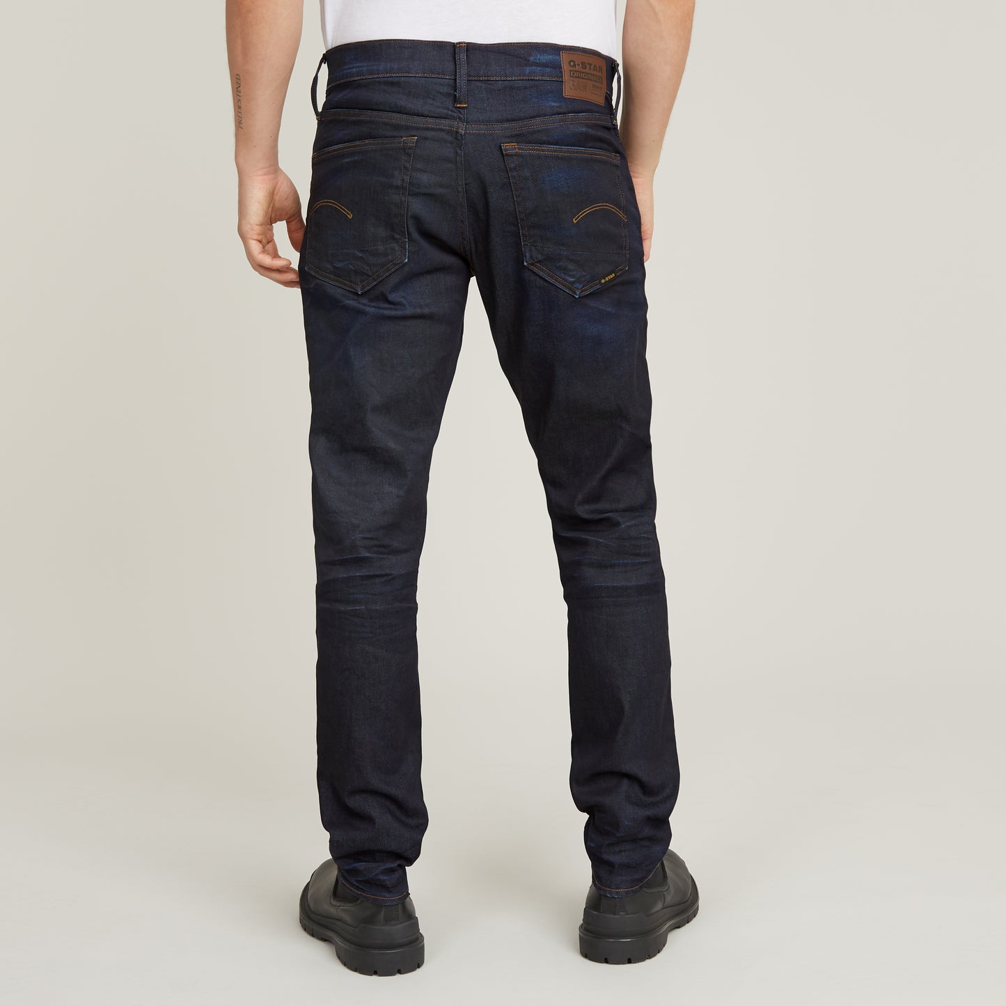 Rückansicht der G-Star 3301 Regular Tapered Dark Aged Jeans mit markantem Lederlabel.