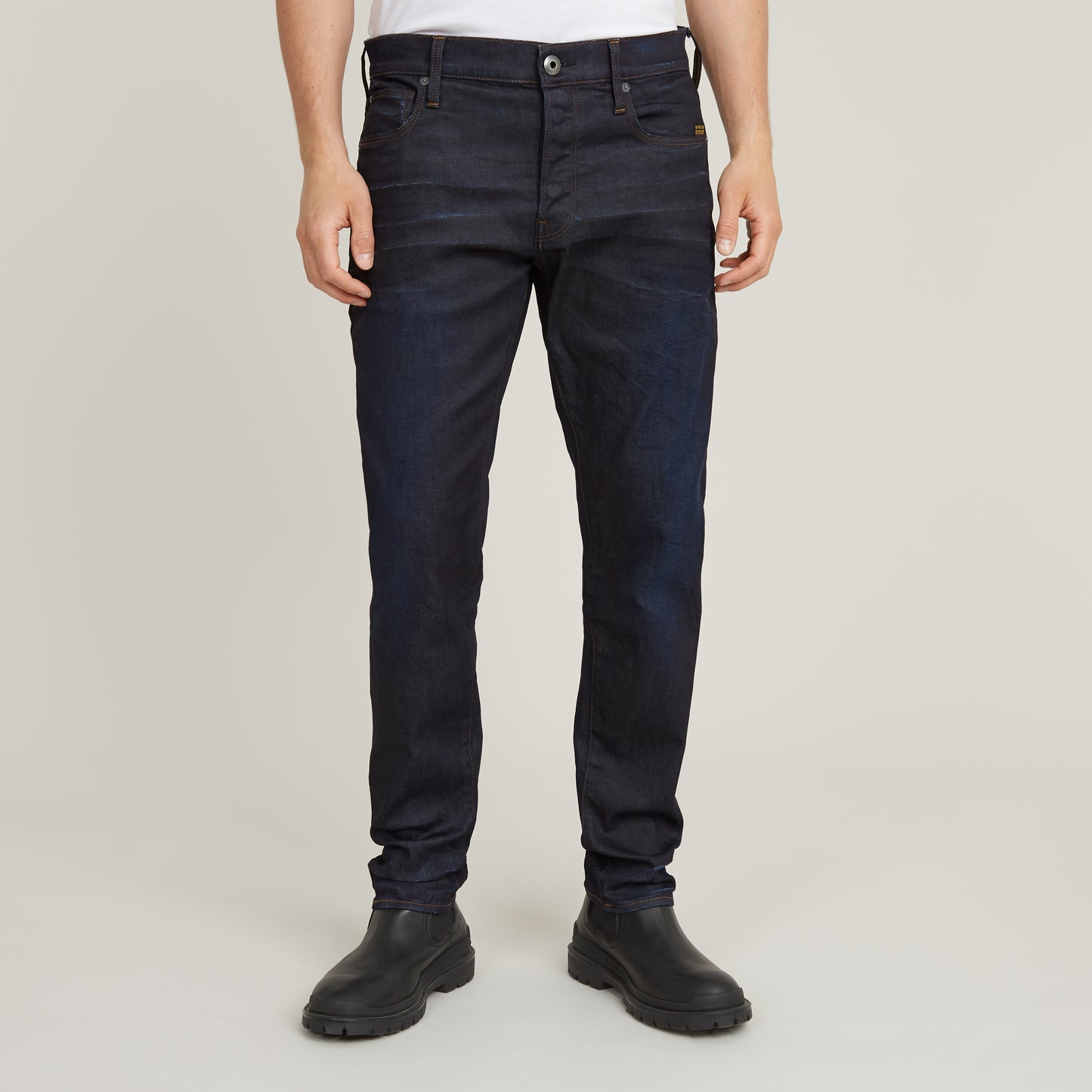 Nahaufnahme der G-Star 3301 Regular Tapered Dark Aged Jeans, Vorderansicht.