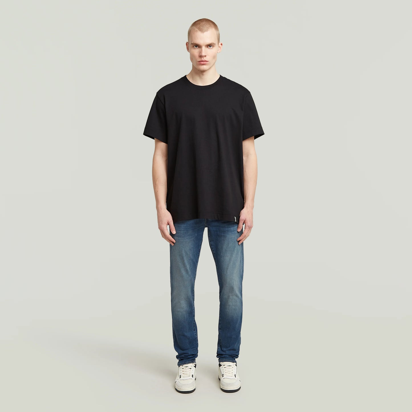 G-Star 3301 Slim Jeans Vintage Medium Aged – Komplettansicht am Model für einen modernen Streetwear-Look.
