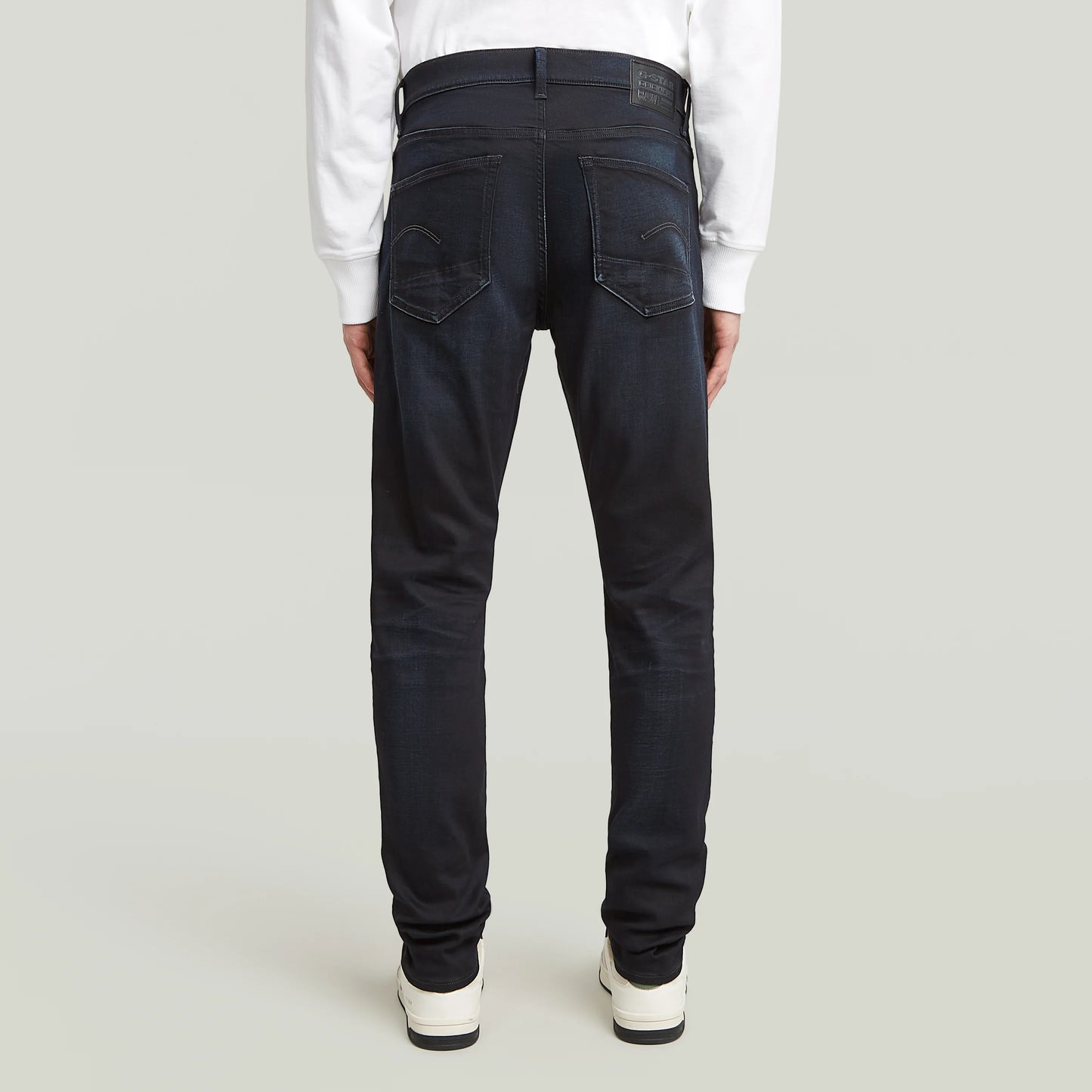 G-Star 3301 - Slim - Dark Aged Jeans in Rückenansicht komplett getragen