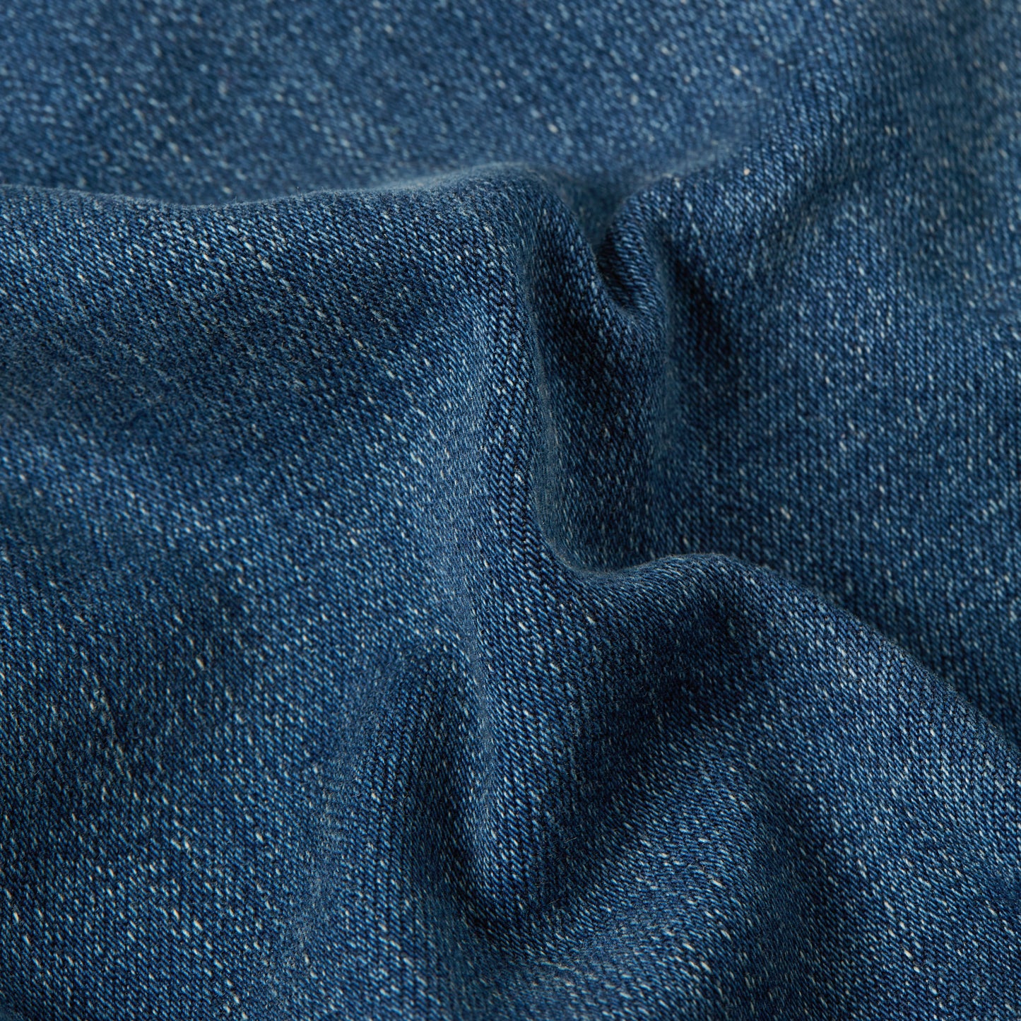 Nahaufnahme des hochwertigen Superstretch-Denims der G-Star 3301 Slim Jeans in Blau.