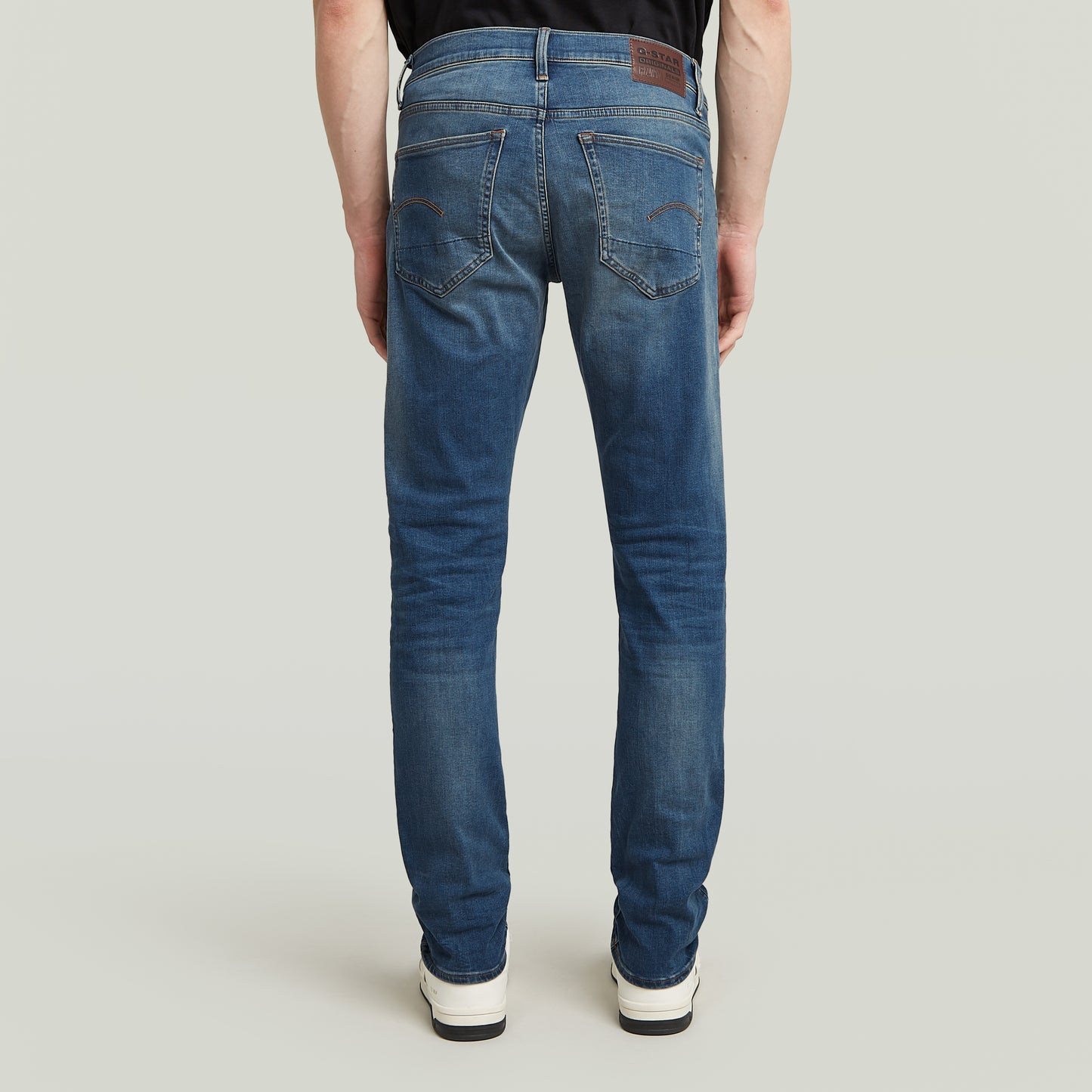Rückansicht der G-Star 3301 Slim Jeans in klassischem Blau mit schmalem Beinverlauf und G-Star RAW Label.