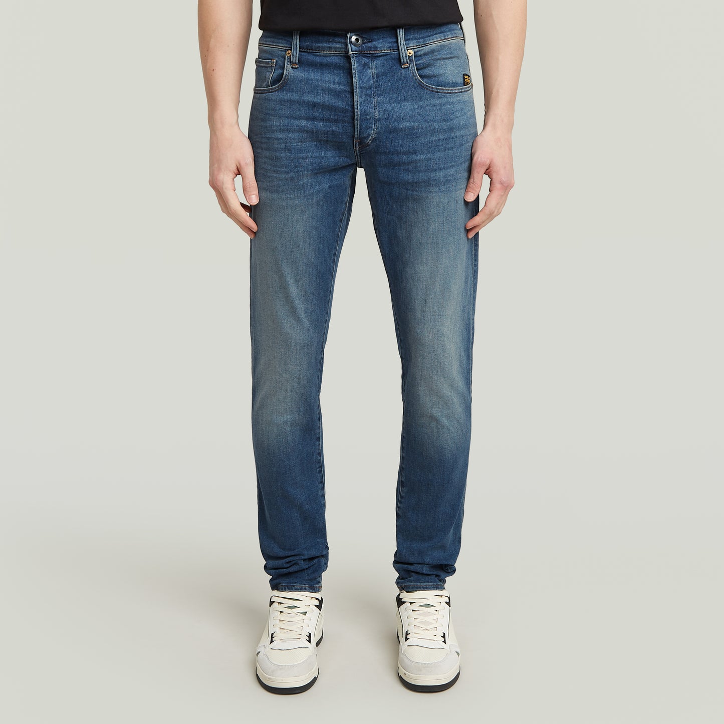 Vorderansicht der G-Star 3301 Slim Jeans in klassischem Blau mit schmalem Bein und authentischem Westernlook.