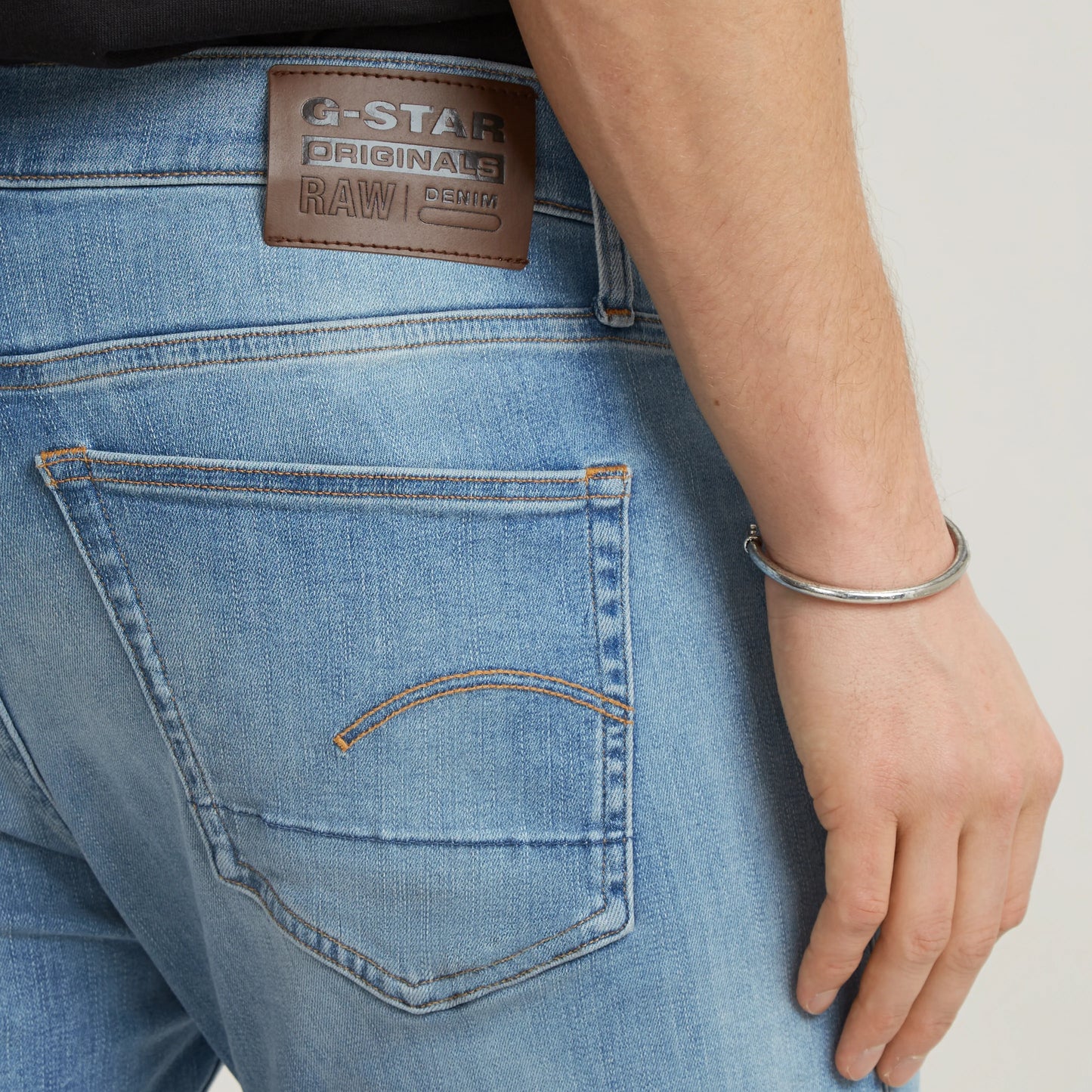 Detailansicht Gesäßtasche der G-Star 3301 - Slim - Light Indigo Aged Jeans mit braunem Patch