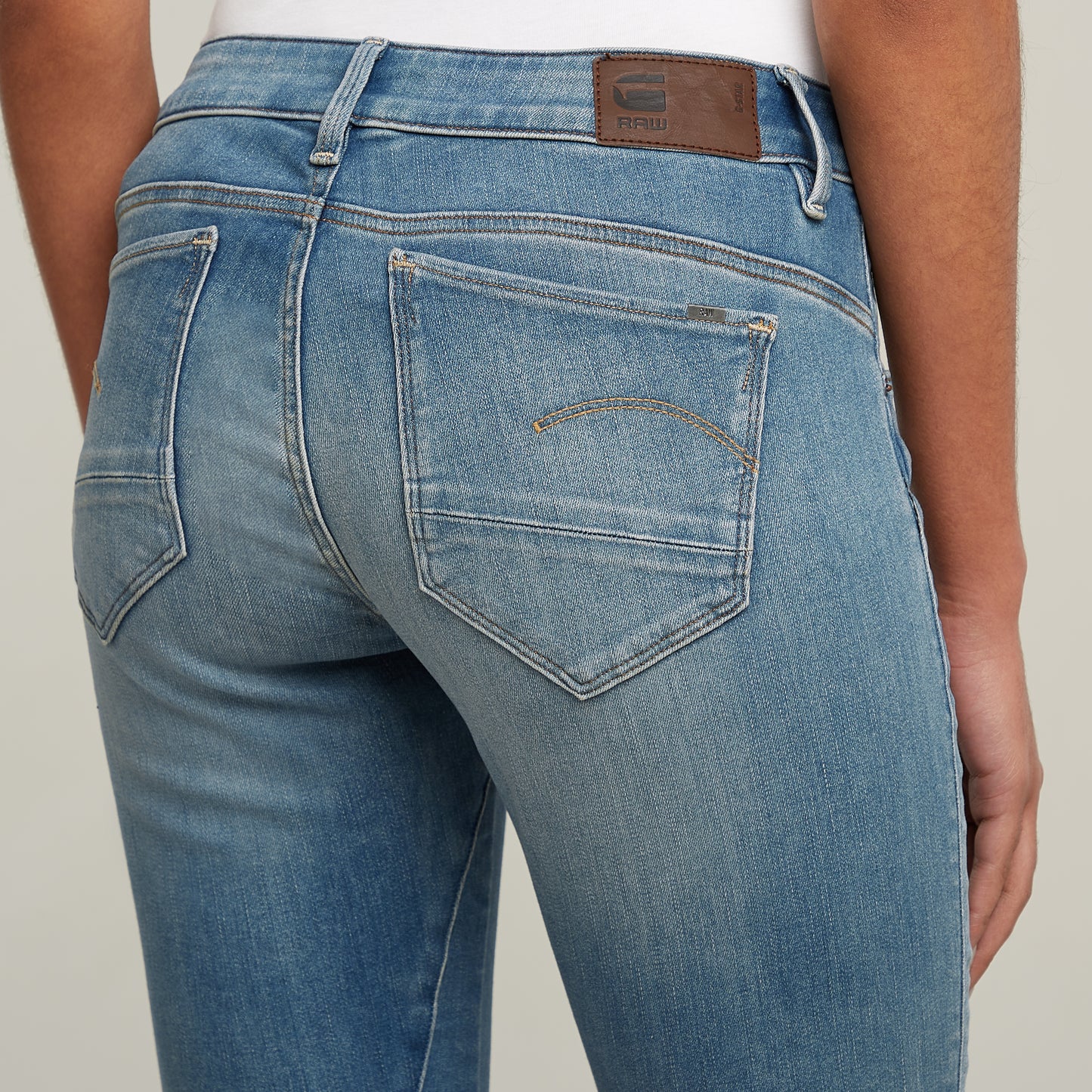 Detailansicht der G-Star Arc 3D Mid Waist Skinny Jeans in Medium Aged mit ergonomisch geformten Gesäßtaschen und markanter Denim-Waschung