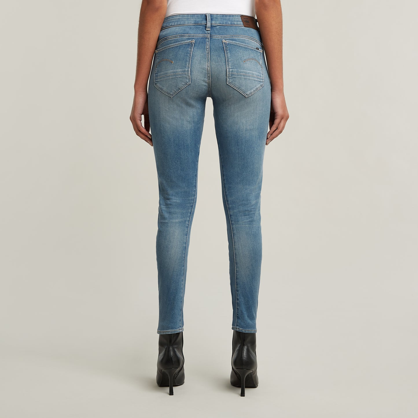 Rückansicht der G-Star Arc 3D Skinny Jeans in Medium Aged. Detailansicht der markanten Passform und Waschung.