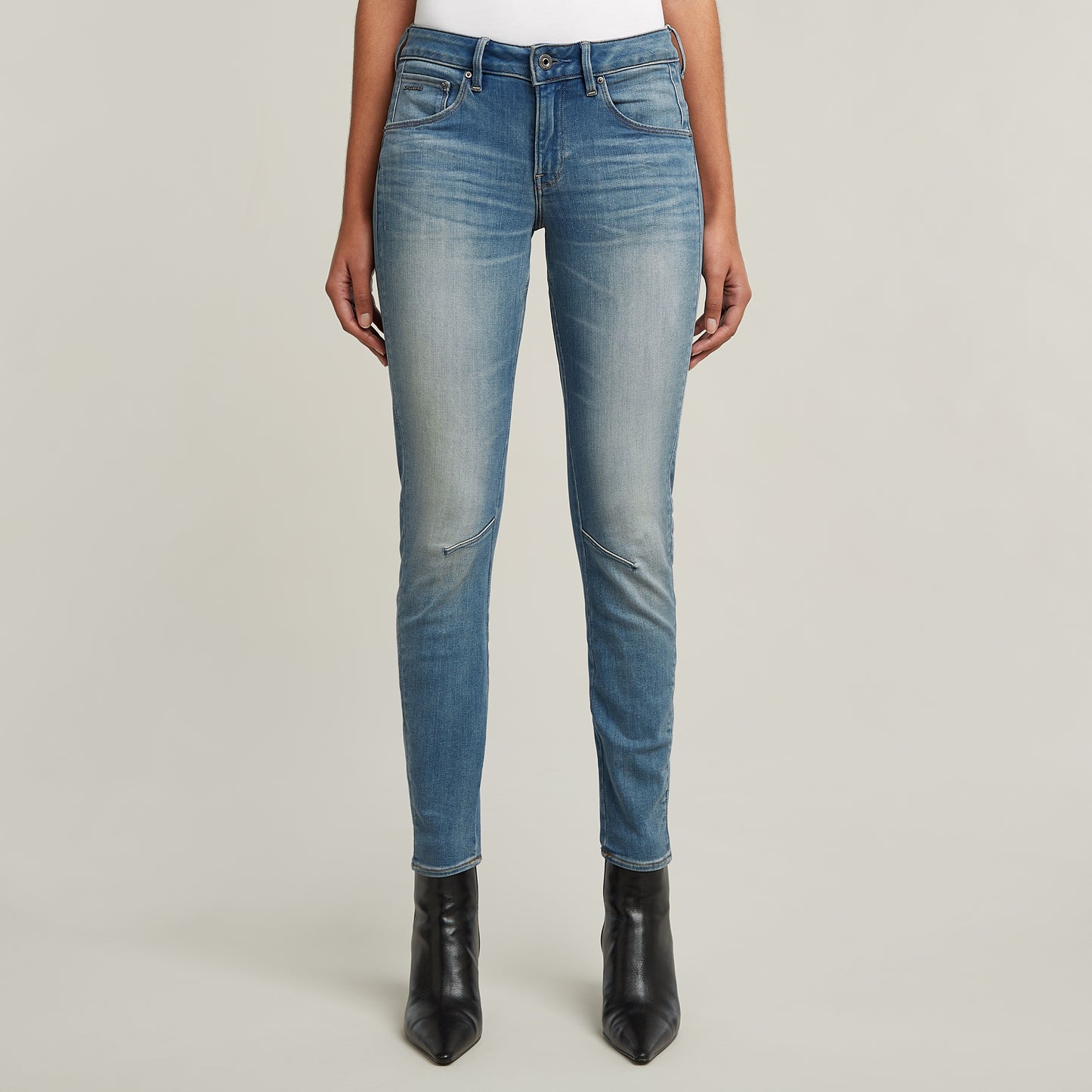 Vorderansicht der G-Star Arc 3D Skinny Jeans in Medium Aged, getragen von einem Modell. Figurbetonte Passform mit authentischer Waschung.