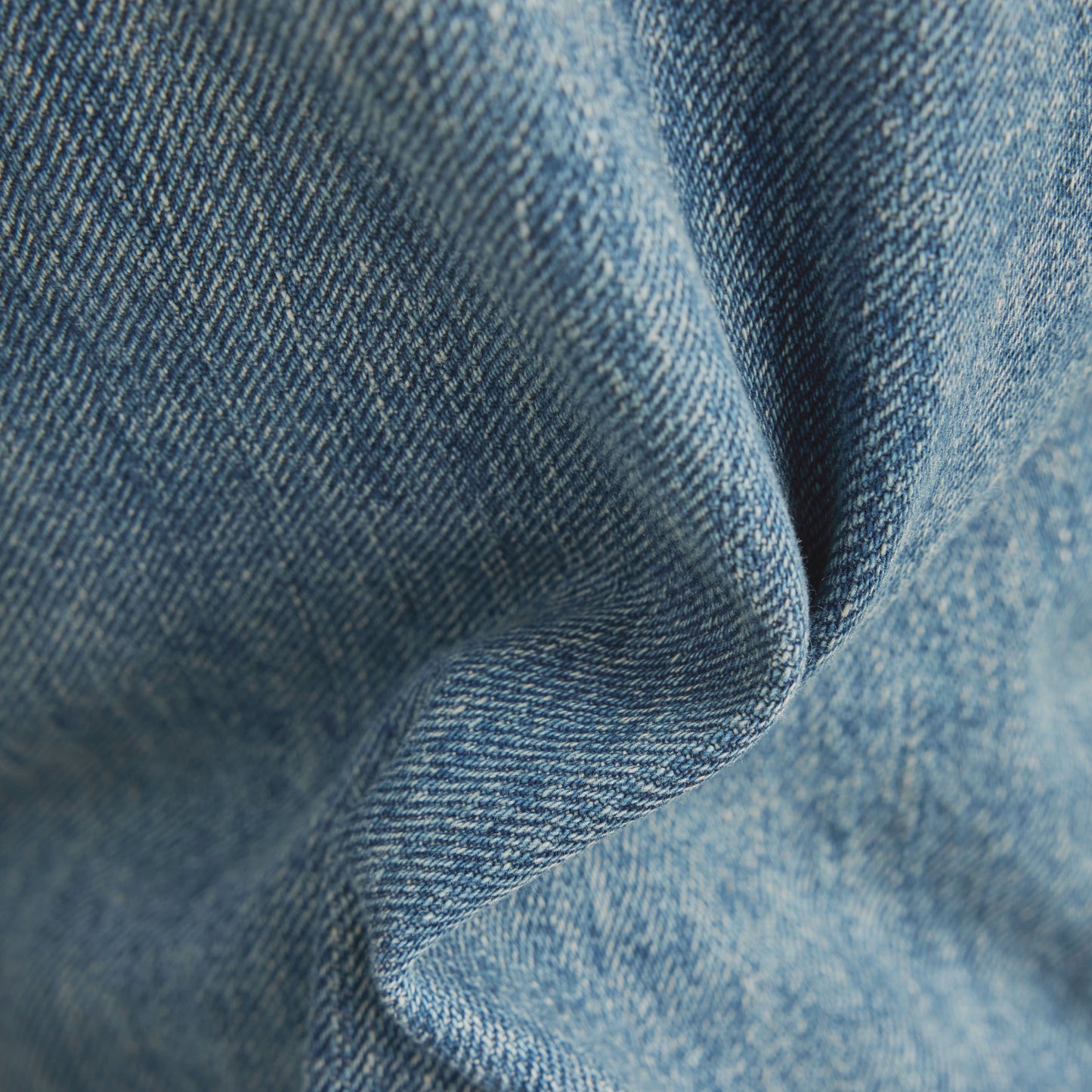 Nahaufnahme des hochwertigen Denim-Stoffs der G-Star Elwood Regular Antique 96 Jeans.