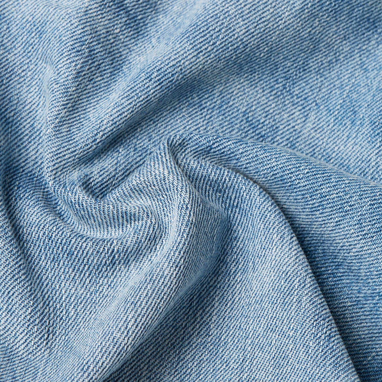 Stoffstruktur der G-Star Judee Loose Jeans in Faded Brilliant Blue mit robustem Denim-Material.