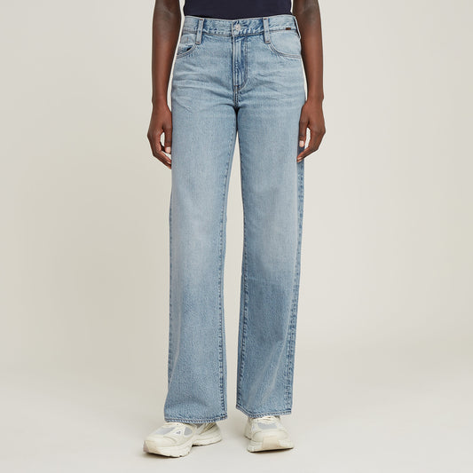 Frontansicht der G-Star Judee Loose Jeans in Sun Faded Cloudburst getragen von einem Modell mit weißen Sneakers.
