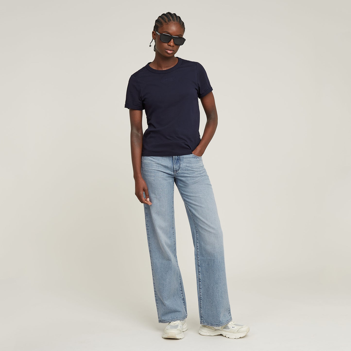 G-Star Judee Loose Jeans in Sun Faded Cloudburst in einer Ganzkörperansicht kombiniert mit einem schwarzen T-Shirt und Sneakers.