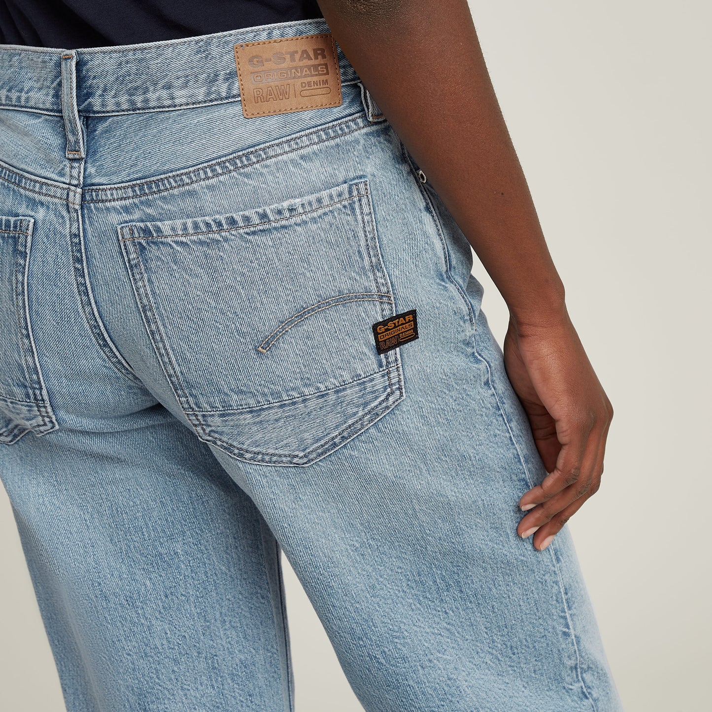 Nahaufnahme der Gesäßtaschen der G-Star Judee Loose Jeans in Sun Faded Cloudburst mit Markenlabel.
