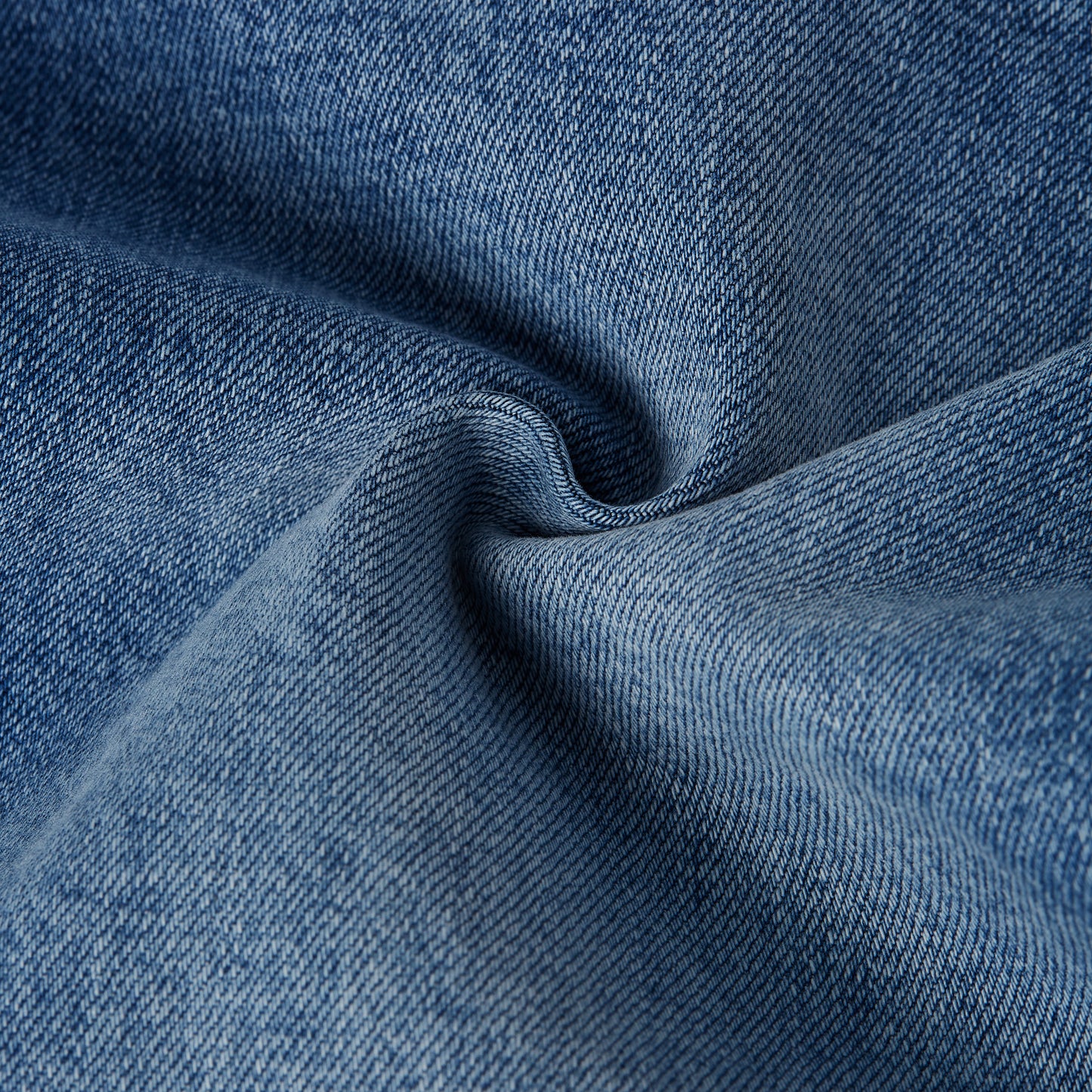 Nahaufnahme des Denimstoffs der G-Star Kate Boyfriend Jeans in Light Indigo Aged, zeigt die hochwertige Webstruktur.