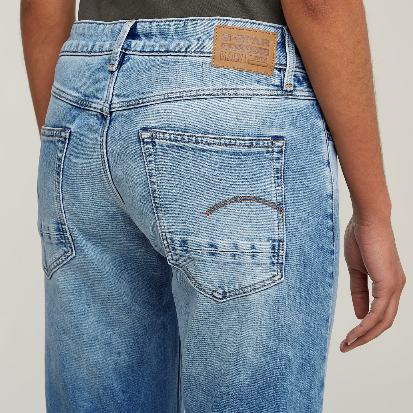 Detailaufnahme der Gesäßtaschen der G-Star Kate Boyfriend Jeans in Light Indigo Aged mit markantem Stitching und Label.