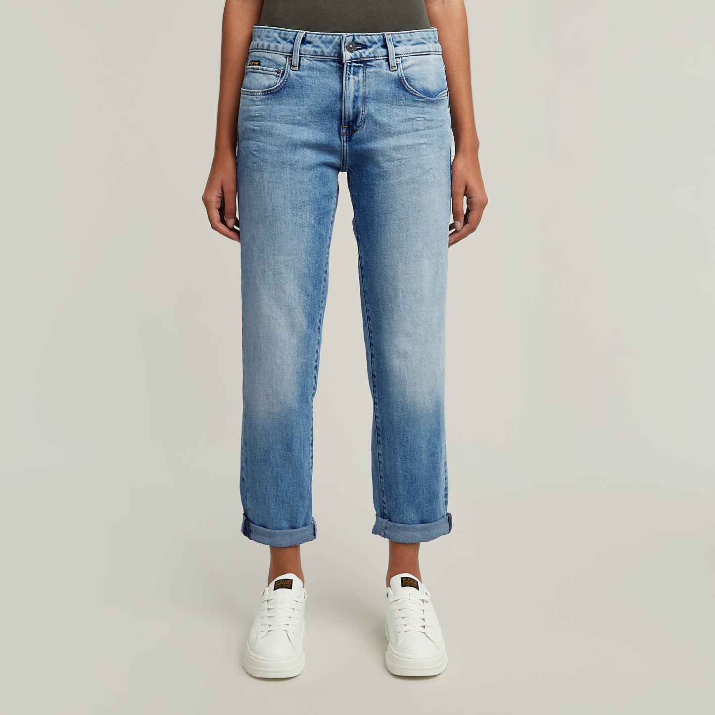 Frontansicht der G-Star Kate Boyfriend Jeans in Light Indigo Aged, zeigt die entspannte Passform und den modernen Used-Look.