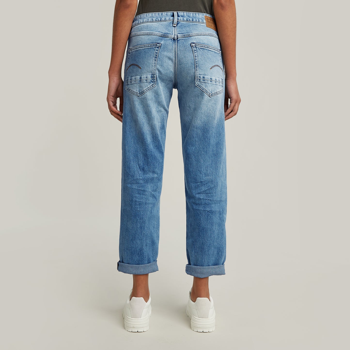 Rückansicht der G-Star Kate Boyfriend Jeans in Light Indigo Aged, zeigt die lockere Passform mit hochgekrempeltem Saum.