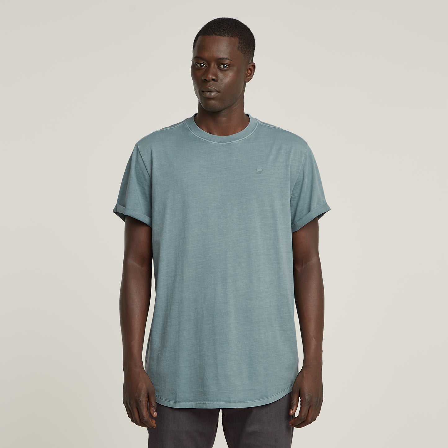 G-Star Lash T-Shirt Bolt Grey – Model trägt das Shirt im lässigen Loose Fit Stil.