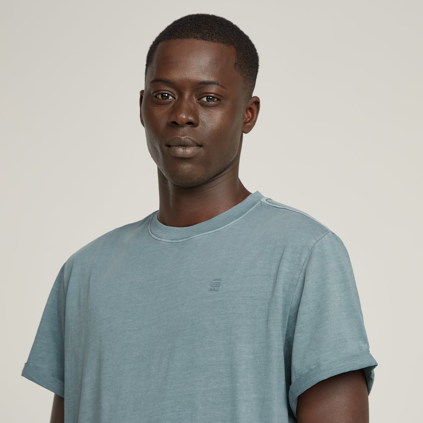 G-Star Lash T-Shirt Bolt Grey – Vorderansicht mit Rundhalsausschnitt und fixierten Umschlagsäumen.