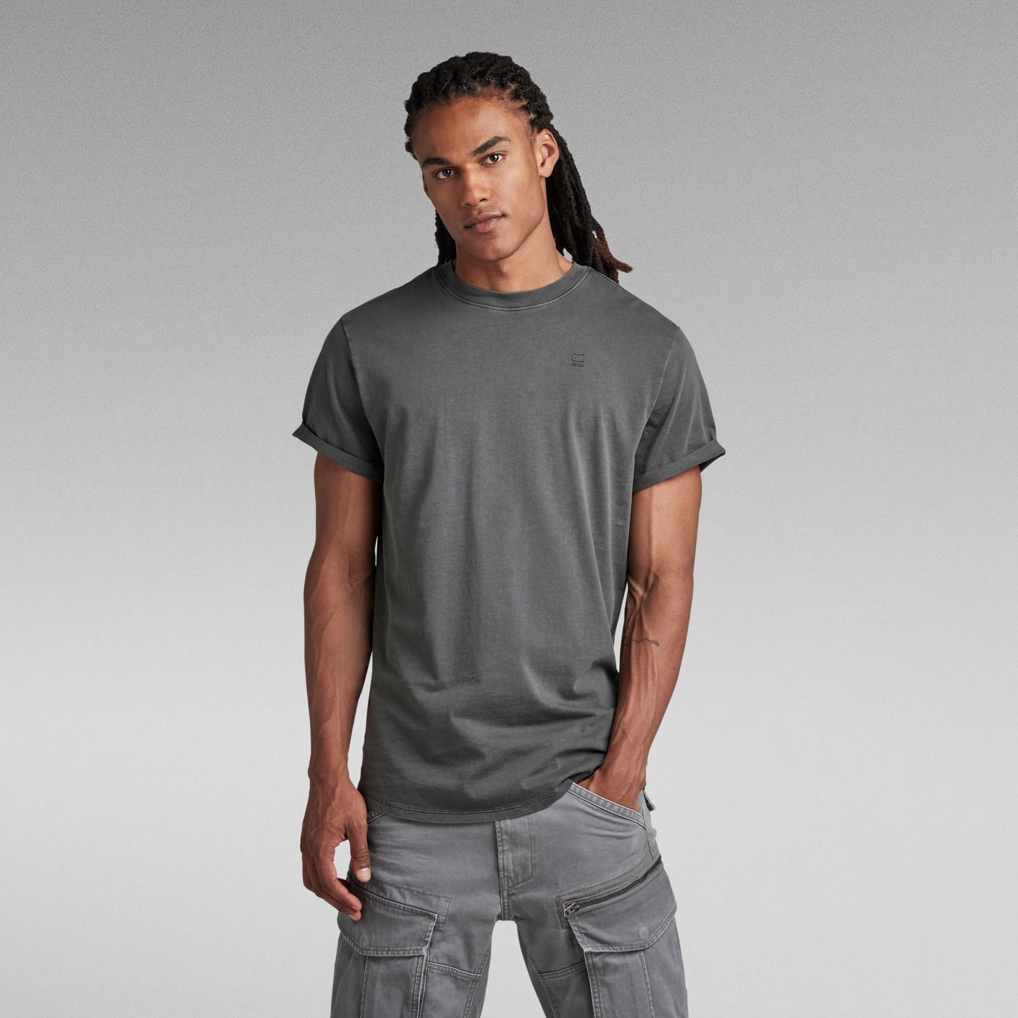 G-Star Lash T-Shirt Dark Black Garment Dyed – Vorderansicht mit Rundhalsausschnitt und fixierten Umschlagsäumen.