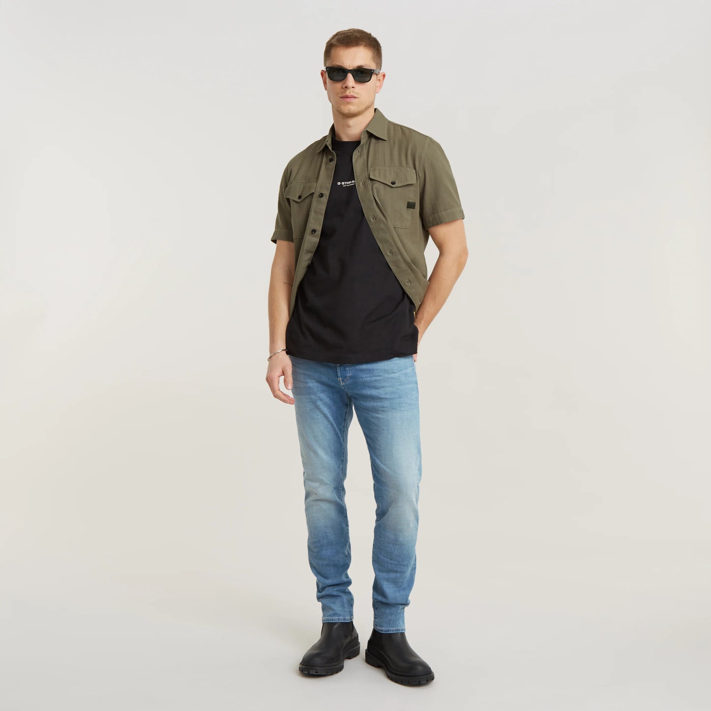 G-Star 3301 - Slim - Light Indigo Aged Jeans getragen von Model mit casual Outfit