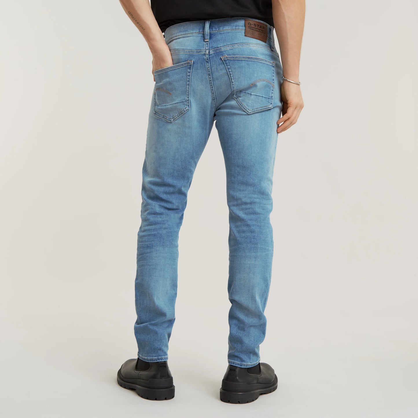 Rückansicht der G-Star 3301 - Slim - Light Indigo Aged Jeans mit klassischen Taschen und Logo