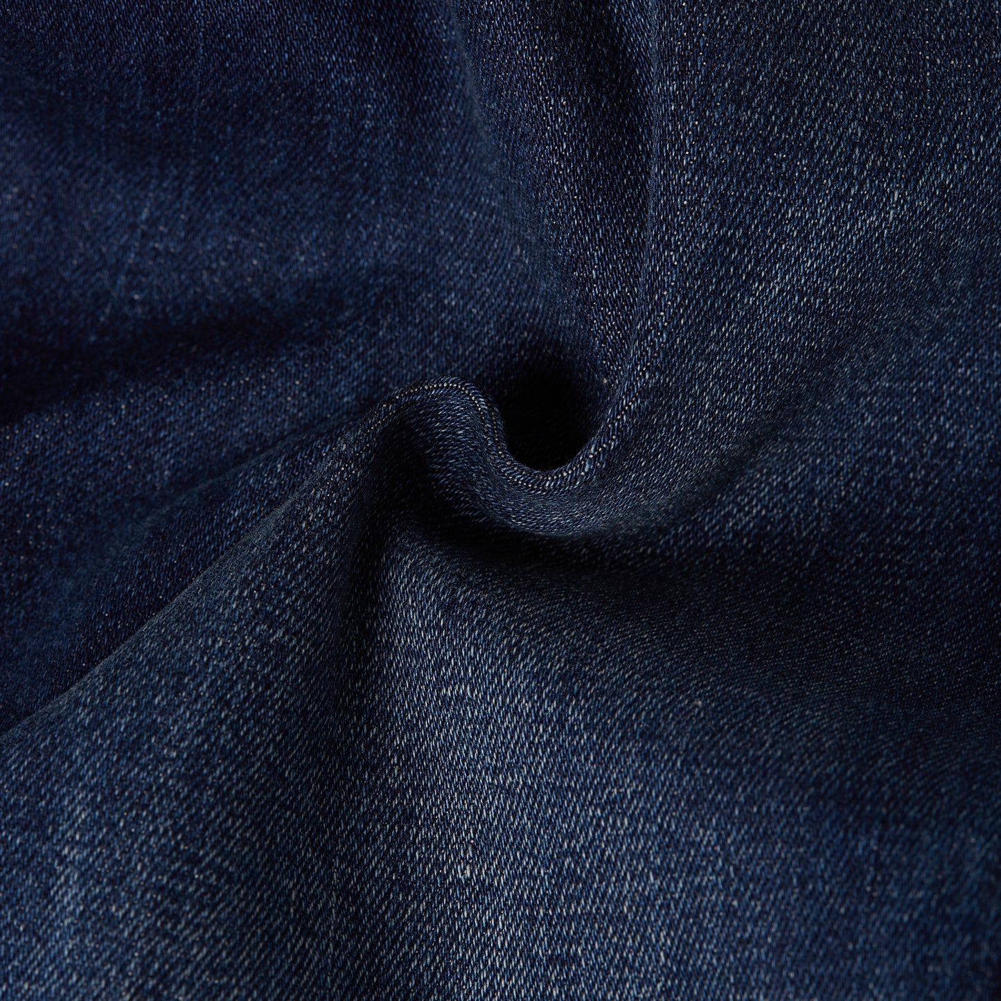 Nahaufnahme des Denim-Materials der G-Star Midge Bootcut Dark Aged Jeans mit strukturierter dunkler Waschung.