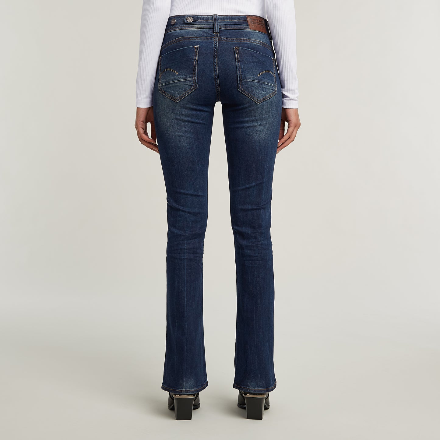 Rückansicht der G-Star Midge Bootcut Dark Aged Jeans mit geschwungenen Taschen und dunkler Waschung.