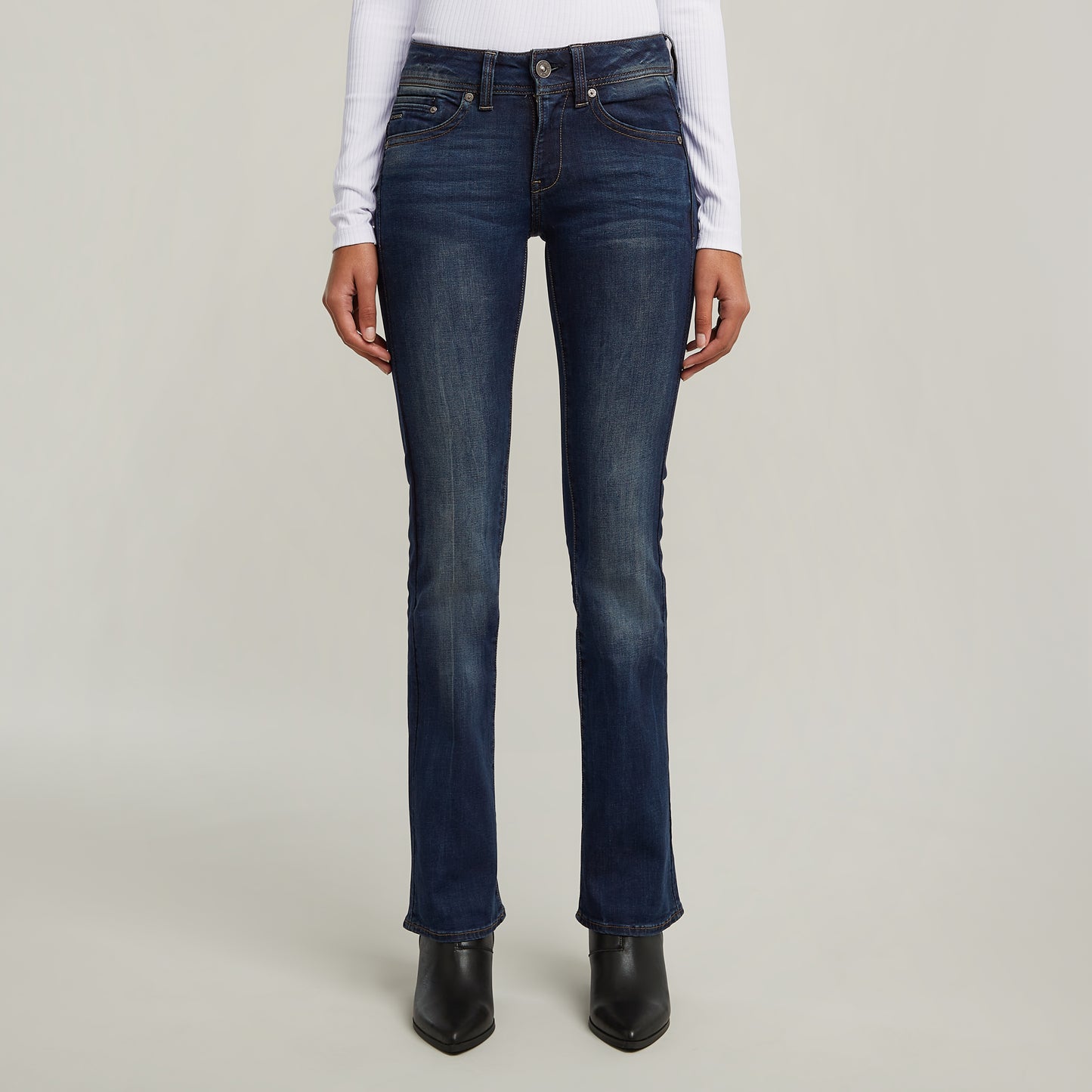 Vorderansicht der G-Star Midge Bootcut Dark Aged Jeans, figurbetont mit leicht ausgestelltem Bein und dunkler Waschung.