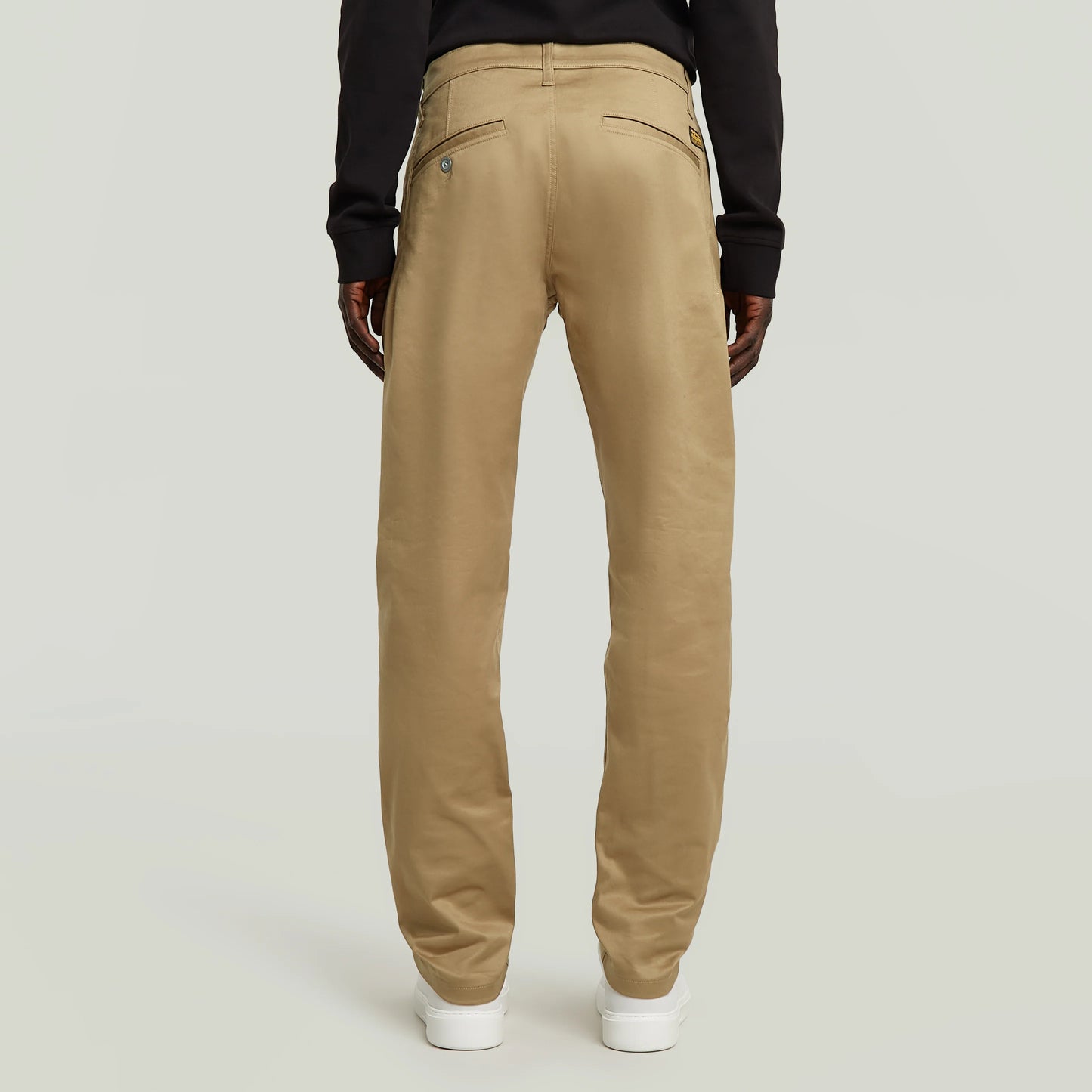Rückansicht der G-Star Morry Tapered Chino Safari mit Paspeltaschen und Logo-Detail.