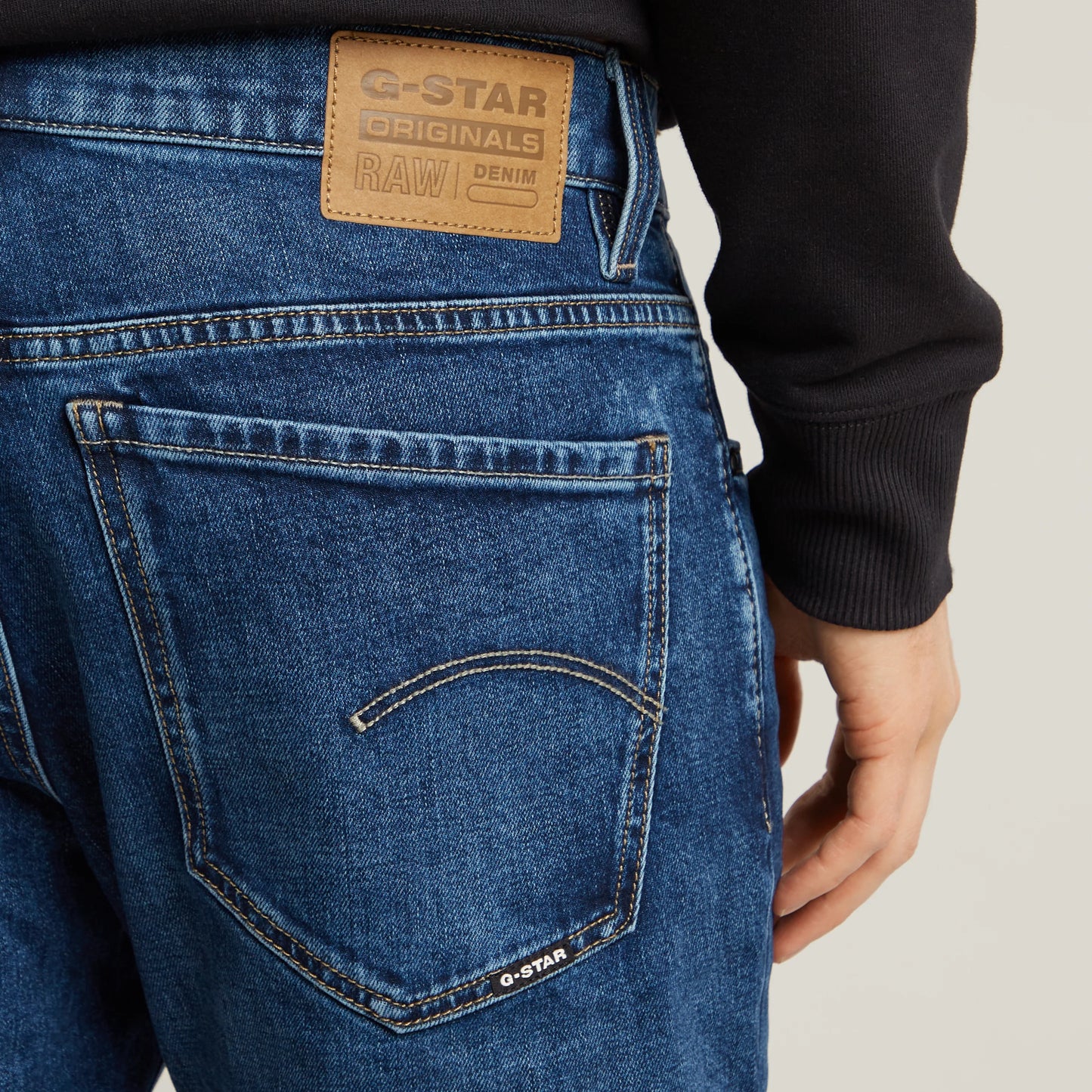 Detailansicht der Gesäßtasche der G-Star Mosa - Straight Jeans in Faded Atlantic Ocean mit Leder-Logo-Patch und markanter Ziernaht.
