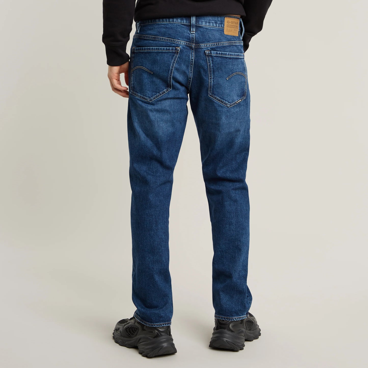 Rückansicht der G-Star Mosa - Straight Jeans in Faded Atlantic Ocean mit klassischen Gesäßtaschen und geradem Beinverlauf.