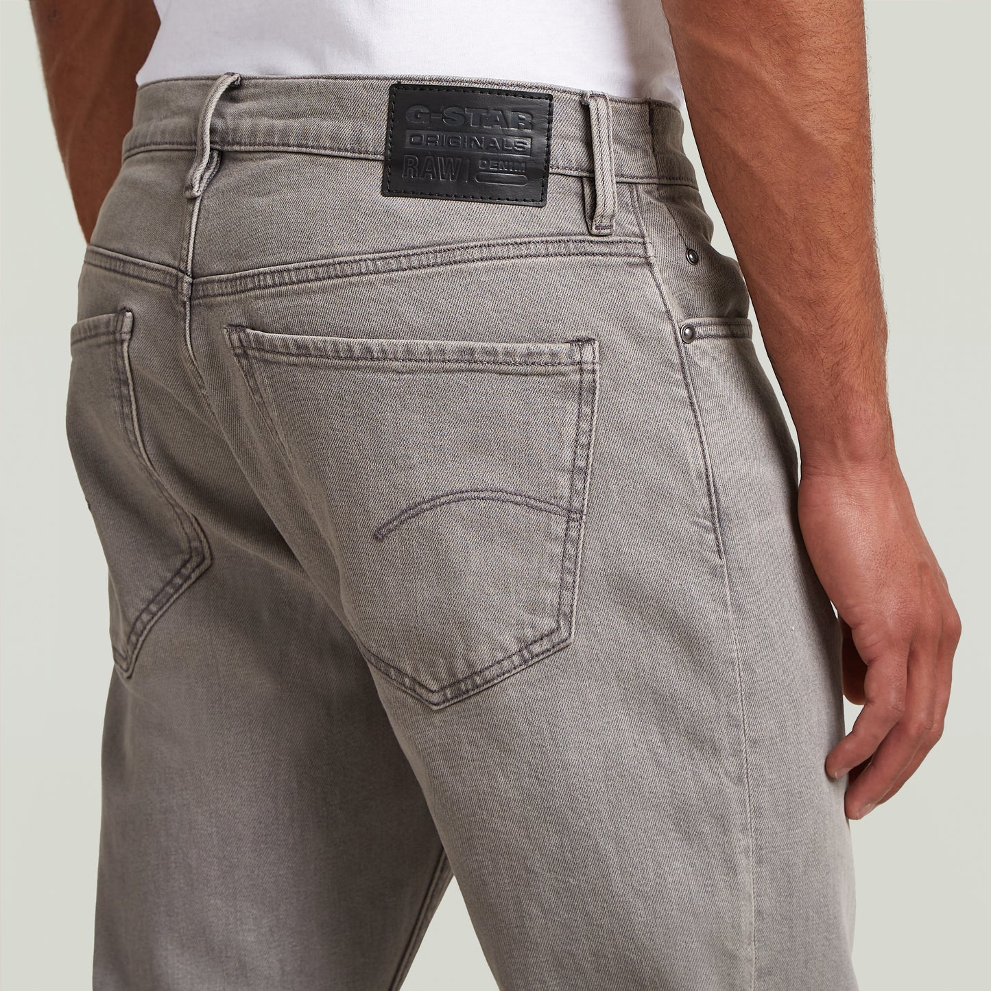 Detailansicht der Gesäßtasche der G-Star Mosa - Straight - Faded Moonstone Jeans mit schwarzem Logo-Patch