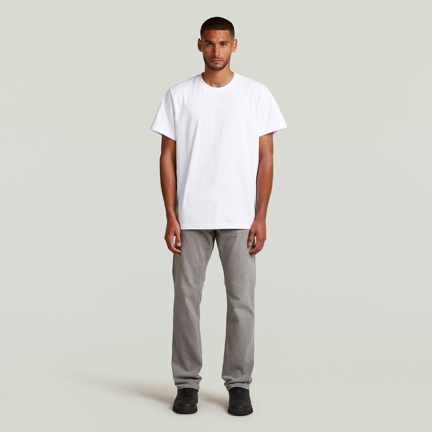 Komplettes Outfit mit G-Star Mosa - Straight - Faded Moonstone Jeans und weißem T-Shirt