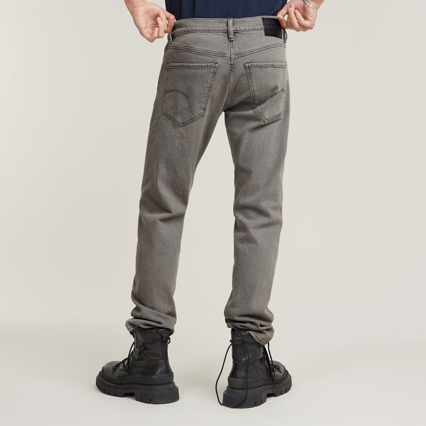 Rückansicht der G-Star Mosa - Straight - Faded Moonstone Jeans mit typischer Gesäßtaschen-Naht