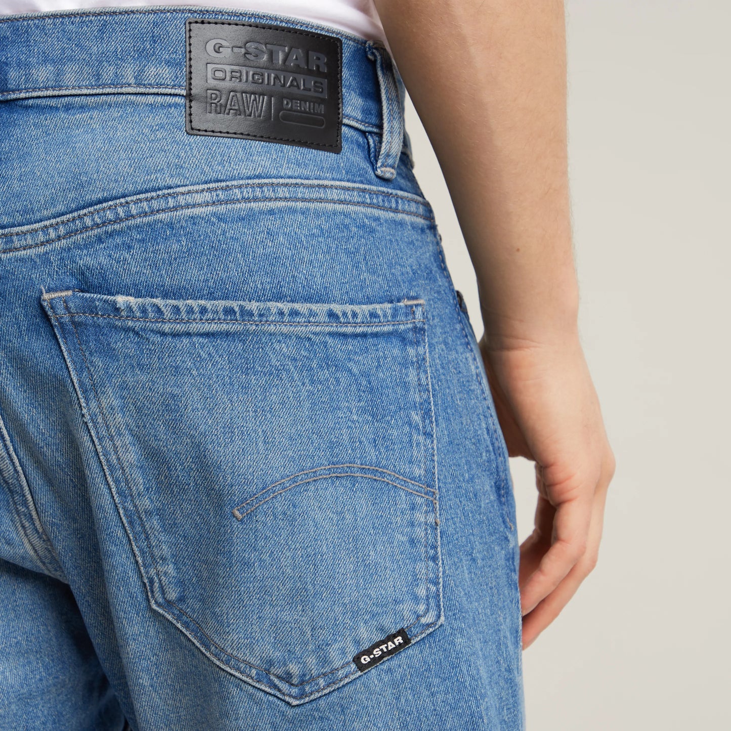 G-Star Mosa - Straight - Sun Faded Blue Donau Jeans mit Logo-Patch und Gesäßtasche in Nahaufnahme