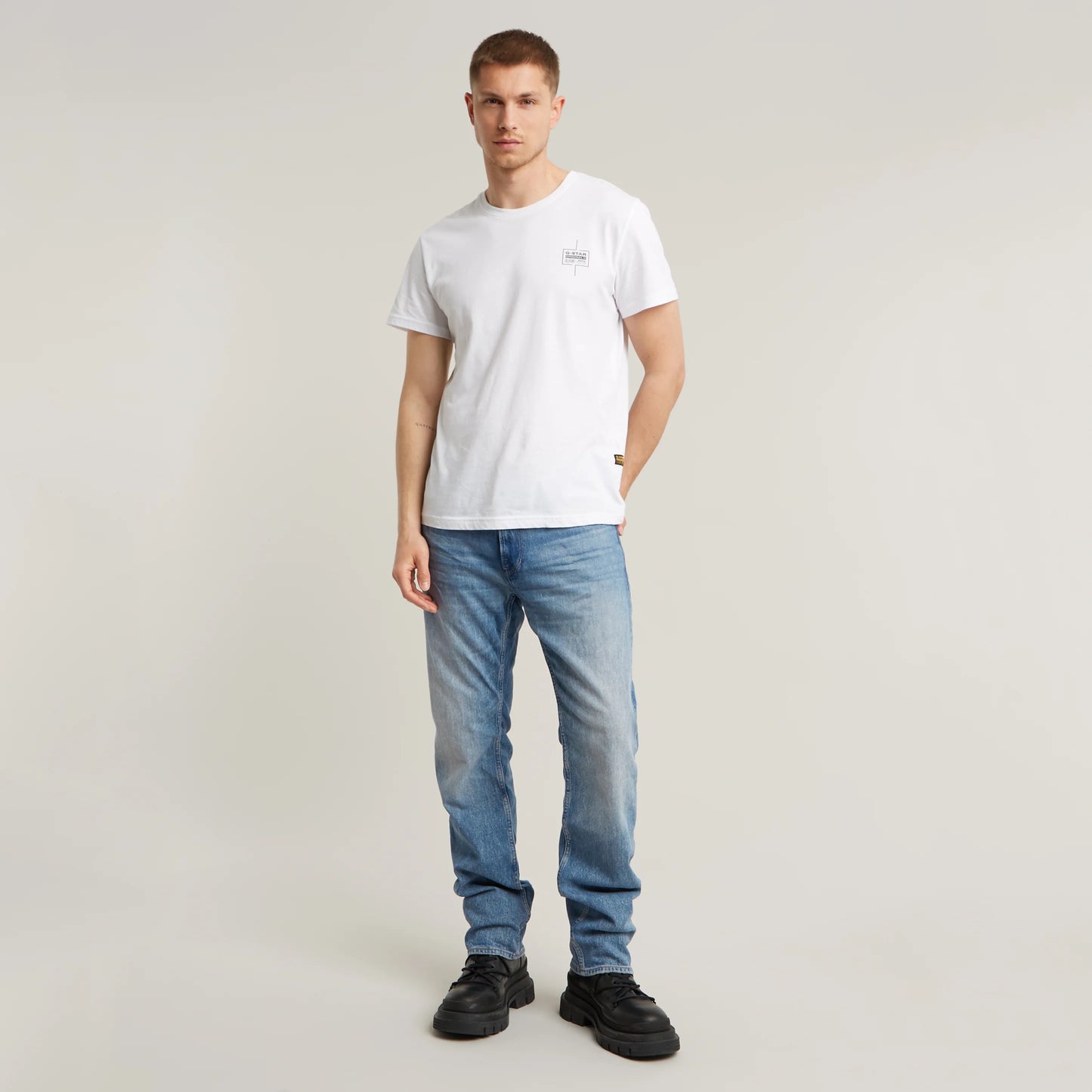 G-Star Mosa - Straight - Sun Faded Blue Donau Jeans im Komplett-Look mit weißem T-Shirt und Sneakern