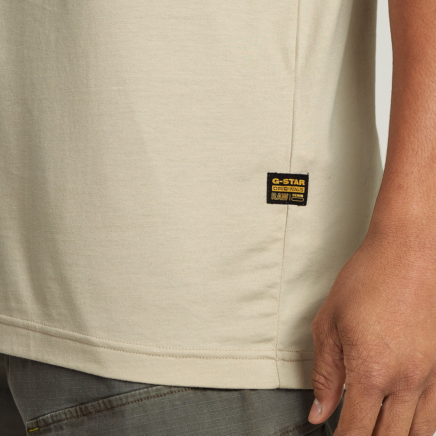 G-Star Originals T-Shirt Dark Brick – Nahaufnahme des gewebten G-Star Originals Labels an der Seitennaht.