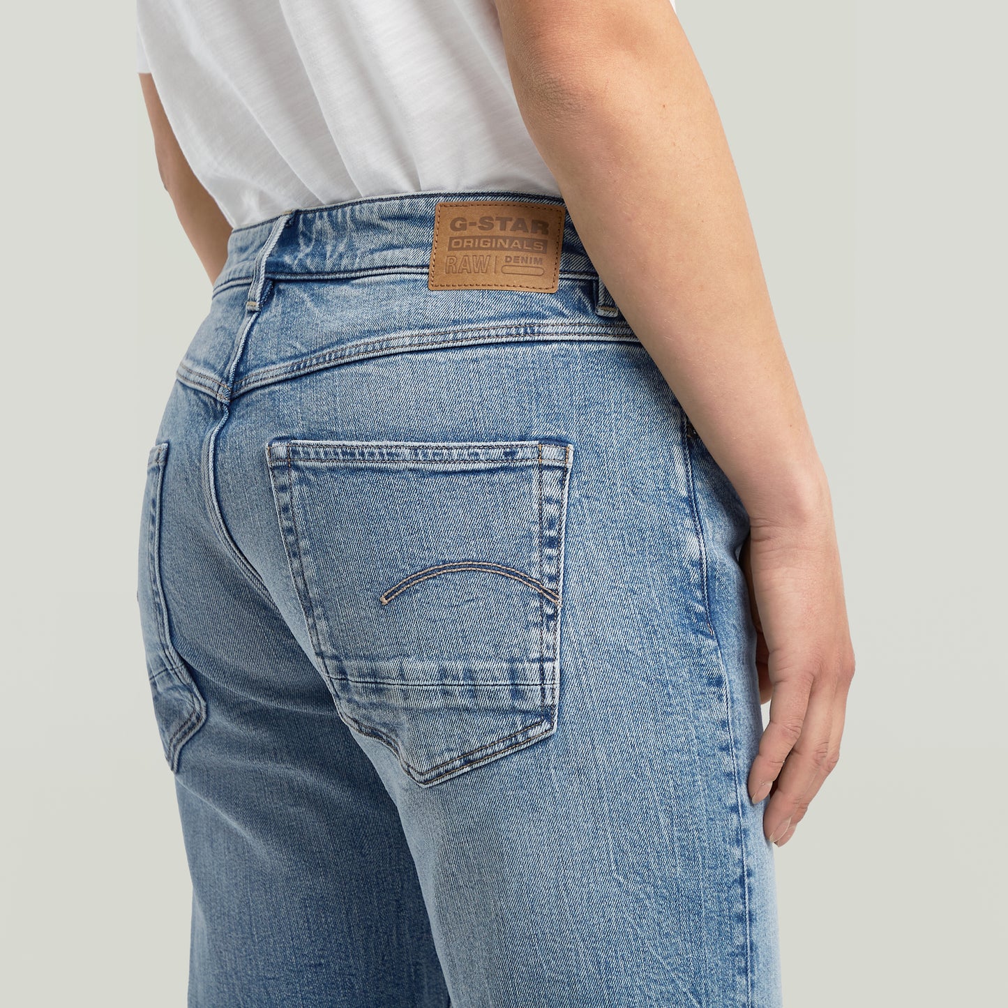 Detailaufnahme der G-Star Raw Kate Boyfriend Jeans in Faded Sea Point Blue – Gesäßtasche mit Logo-Patch und leichter Waschung