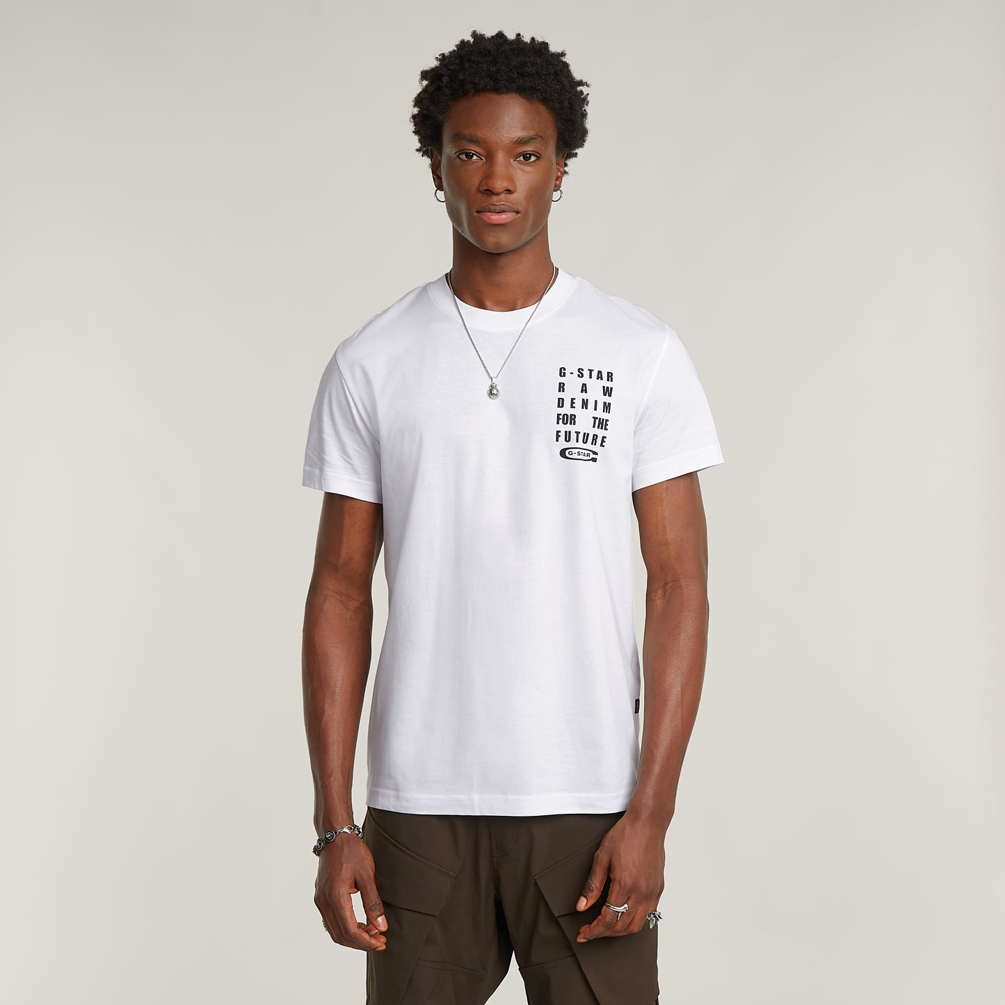 G-Star Text Chest T-Shirt White – Vorderansicht mit grafischem Brustprint und Rundhalsausschnitt.
