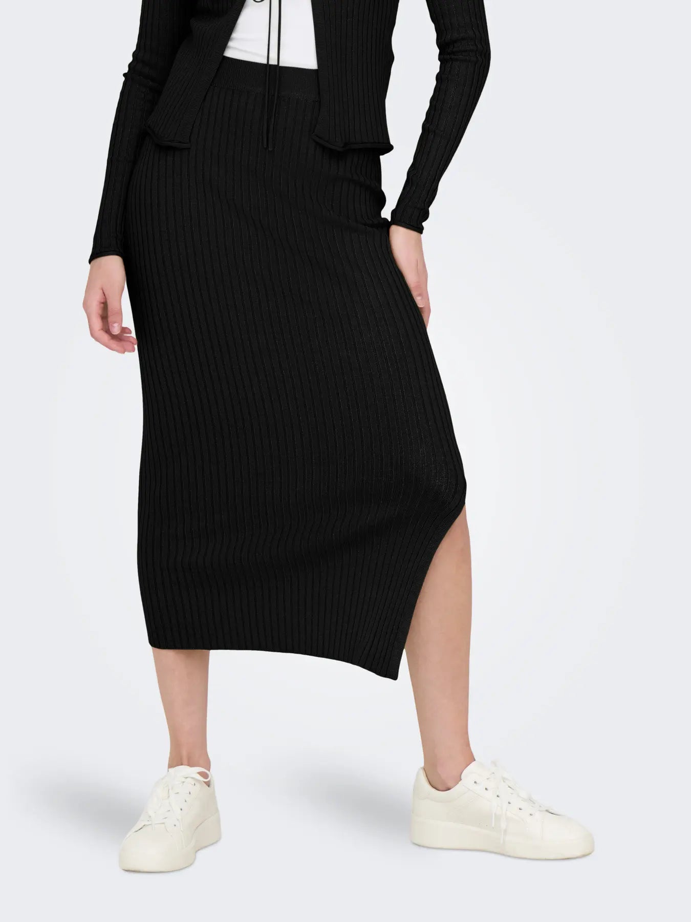 Detailaufnahme des Only Mila Skirt Black, zeigt den seitlichen Schlitz und die gerippte Struktur des Stoffes.