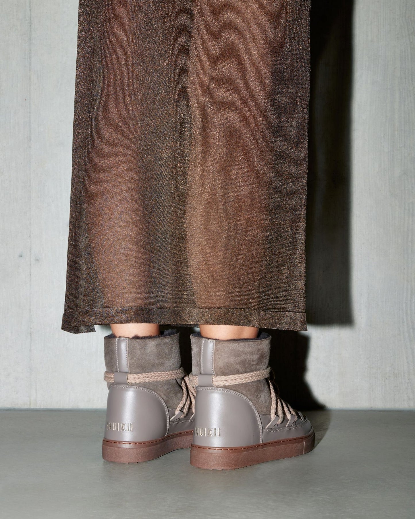Inuikii Classic Taupe – Rückansicht des Sneakers mit dezentem Inuikii-Logo und hohem Schaft in Taupe