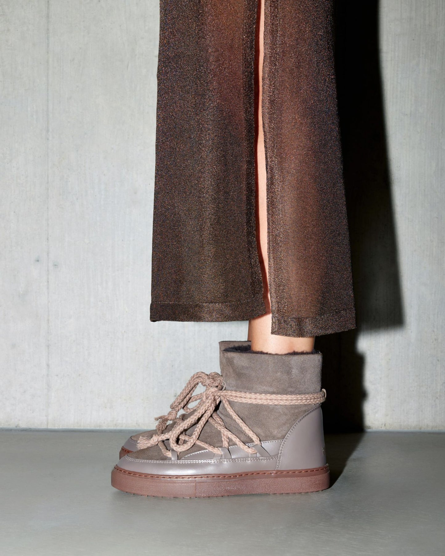 Inuikii Classic Taupe – Seitliche Ansicht des Winterschuhs mit markanter Schnürung in Beige und brauner Sohle