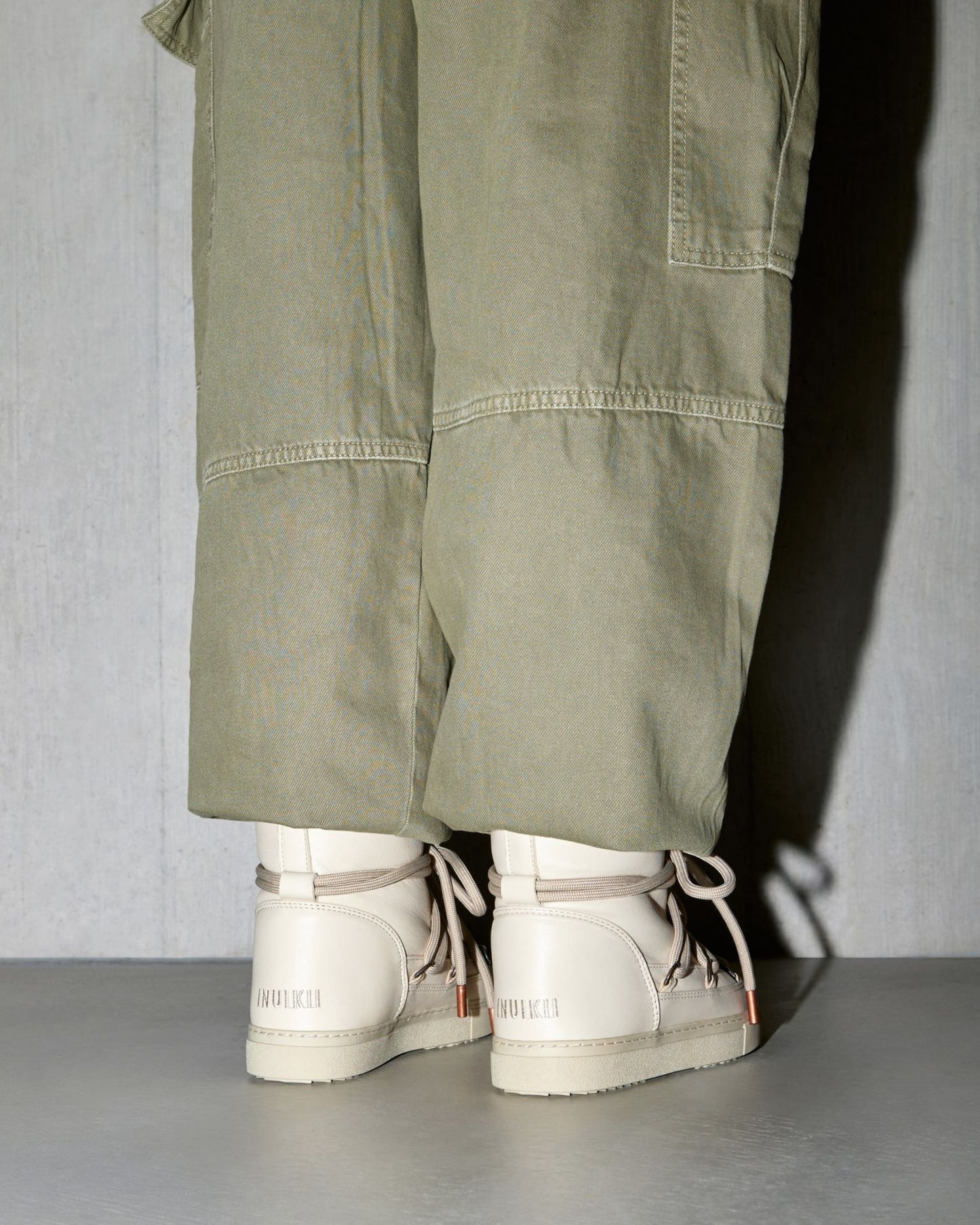 Inuikii Full Leather Cream – Rückansicht des Sneakers mit geprägtem Logo und robuster Sohle