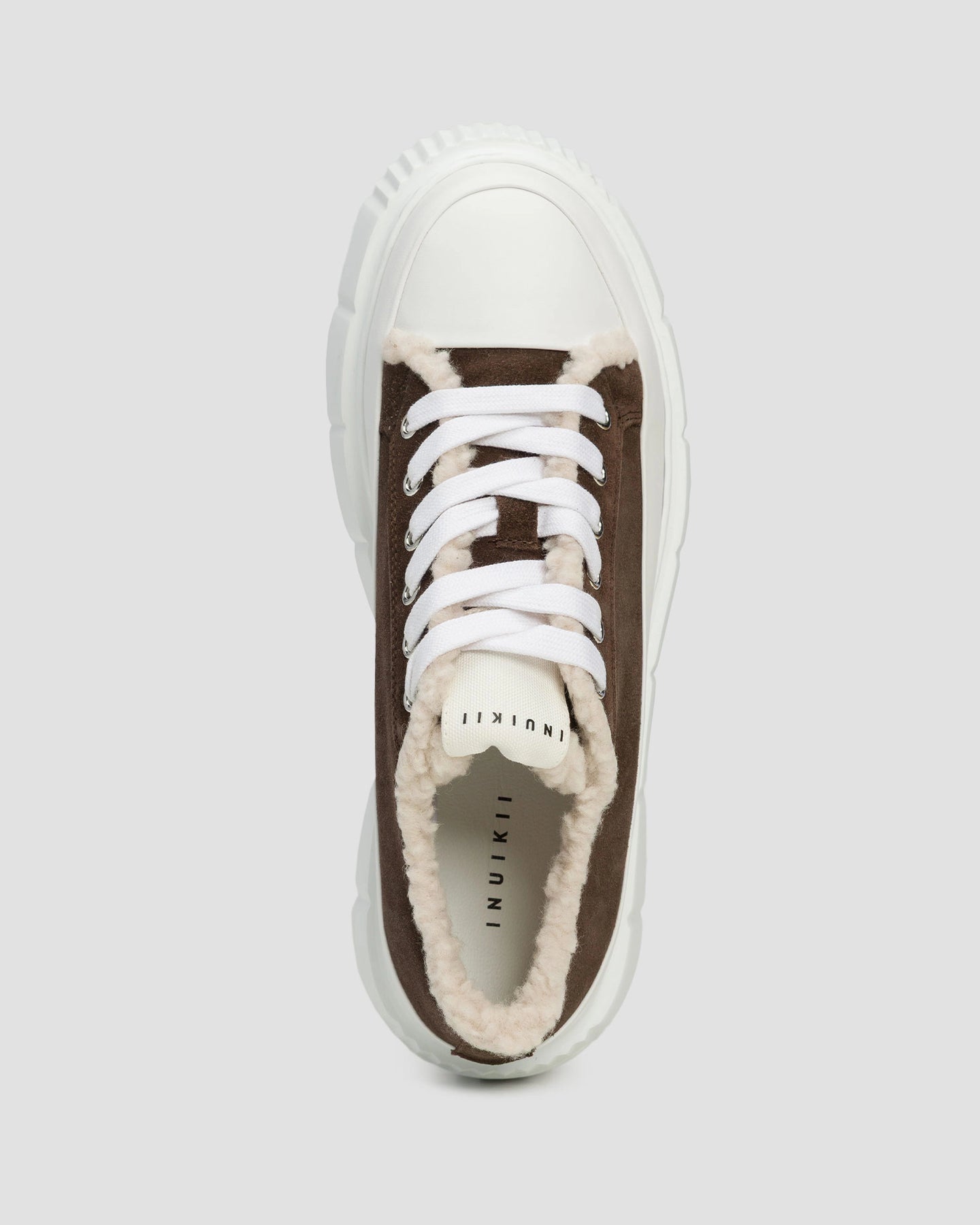 Inuikii Matilda Curly Dark Brown – Ansicht von oben zeigt das flauschige Innenfutter und die klassische Schnürung des Sneakers.