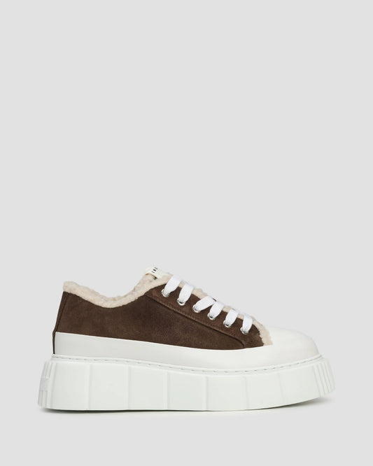 Inuikii Matilda Curly Dark Brown – seitliche Ansicht des modernen Sneakers mit weichem Wollfutter und dicker weißer Sohle.